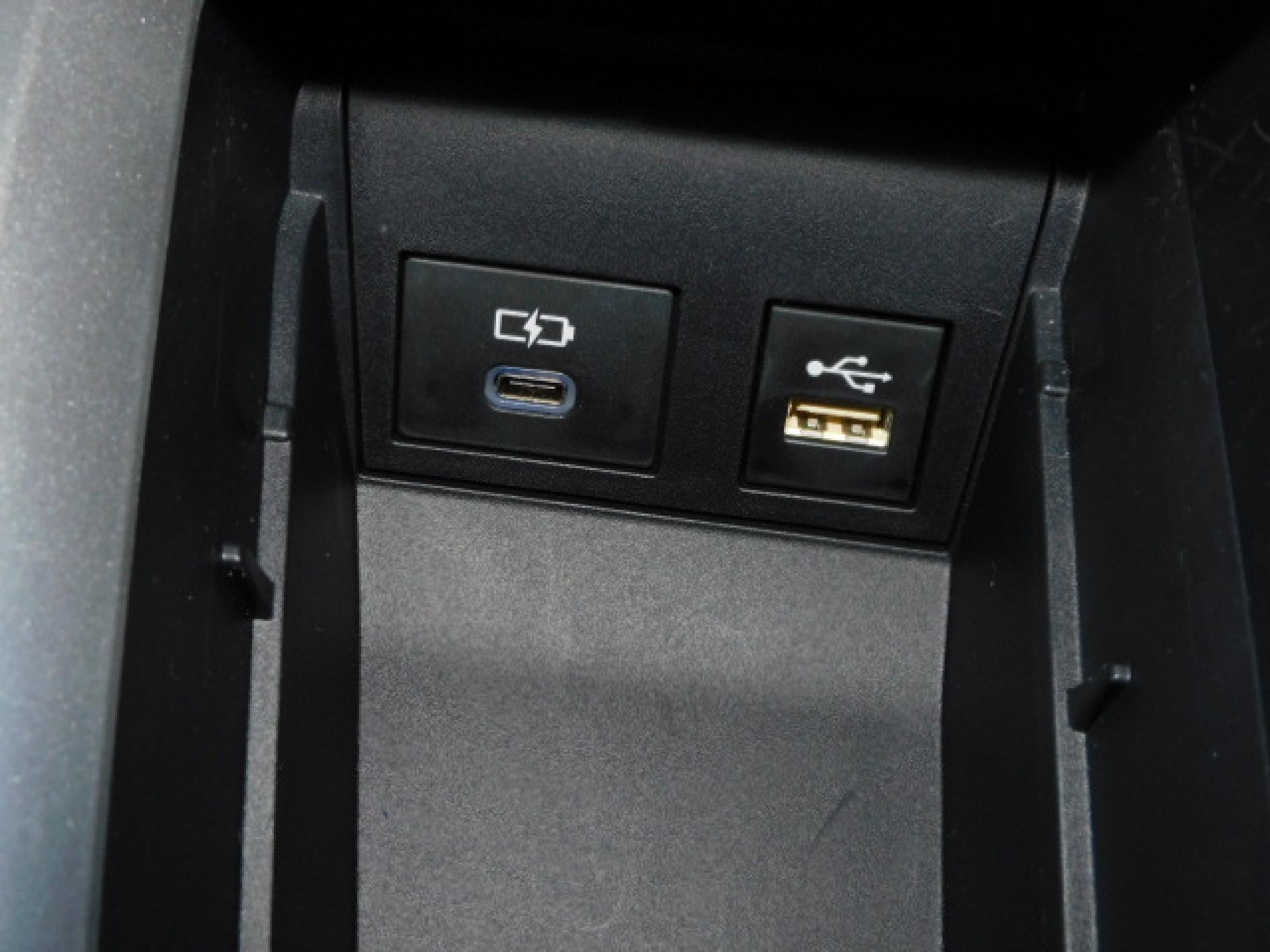 シフト横小物入れ内に充電用USB（Type-C）、通信用USB（Type-A）、各1個付いています。