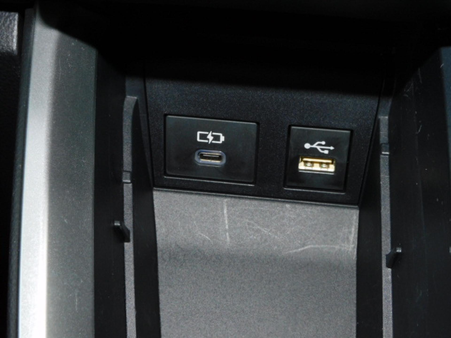 シフト横小物入れ内に充電用USB（Type-C）、通信用USB（Type-A）、各1個付いています。