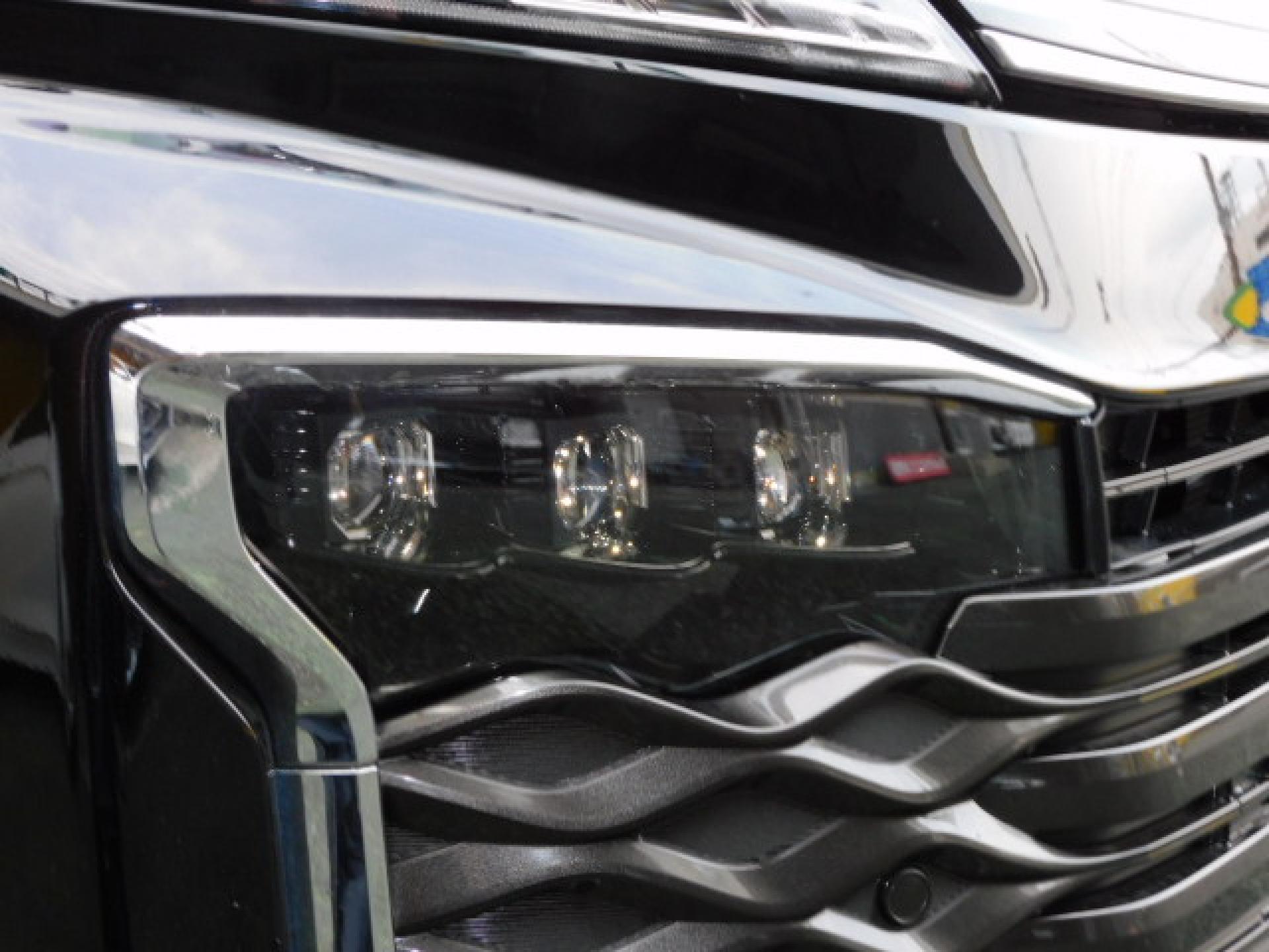 オートレベリング機能付プロジェクター式3眼LEDヘッドランプ＋アダプティブハイビームシステム（※）メーカーオプション