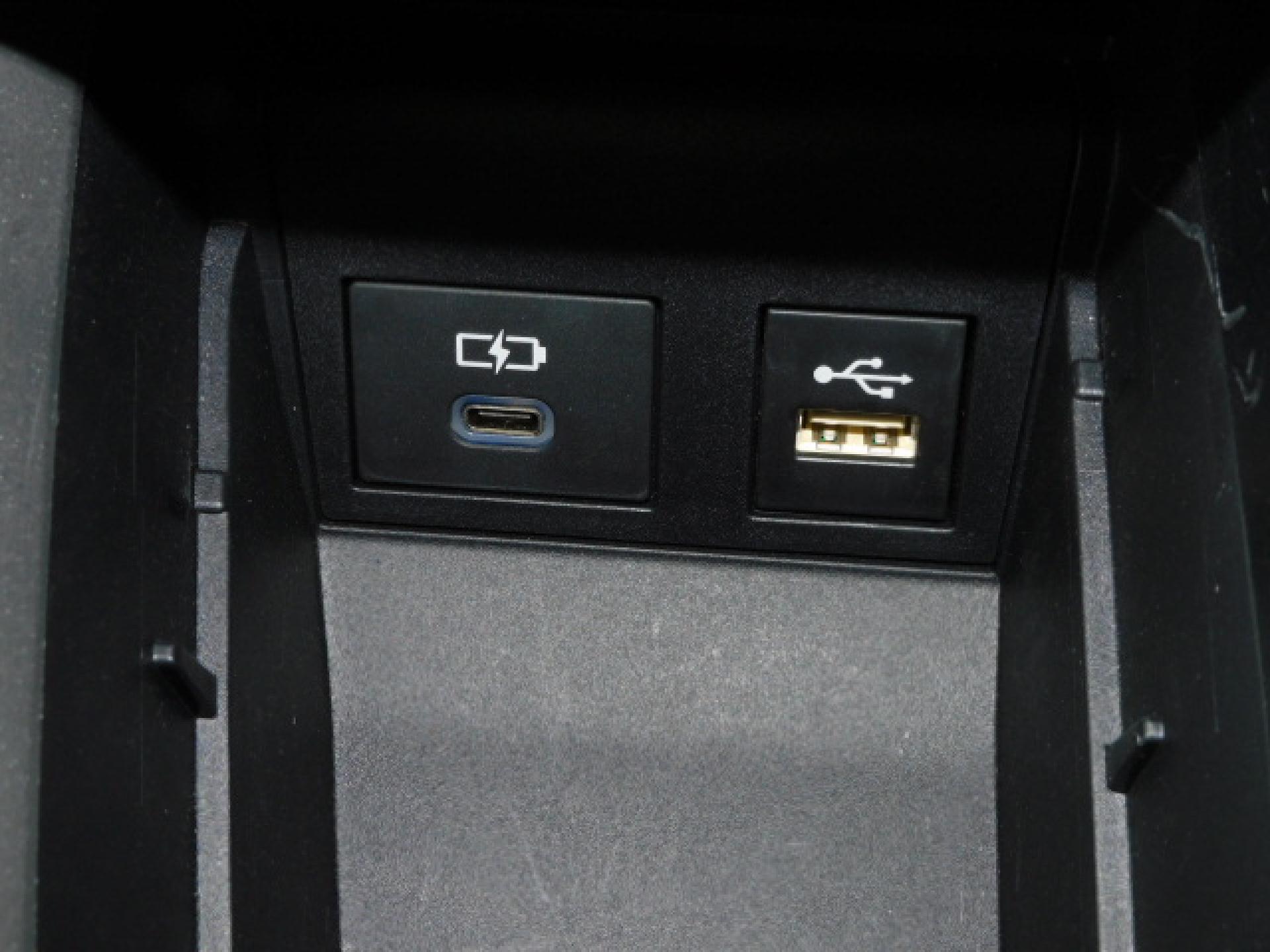 シフト横小物入れ内に充電用USB（Type-C）、通信用USB（Type-A）、各1個付いています。