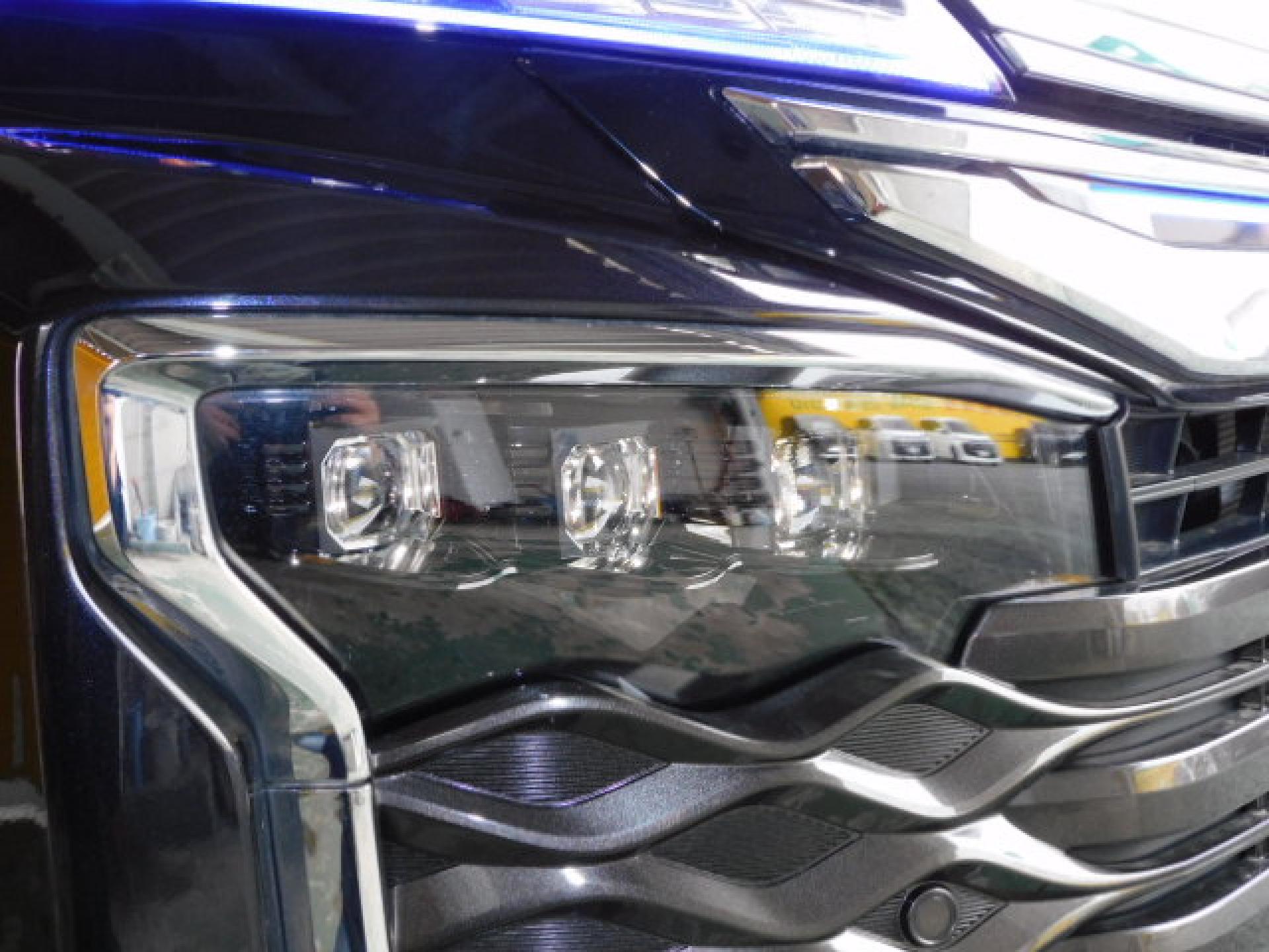 オートレベリング機能付プロジェクター式3眼LEDヘッドランプ＋アダプティブハイビームシステム（※）メーカーオプション