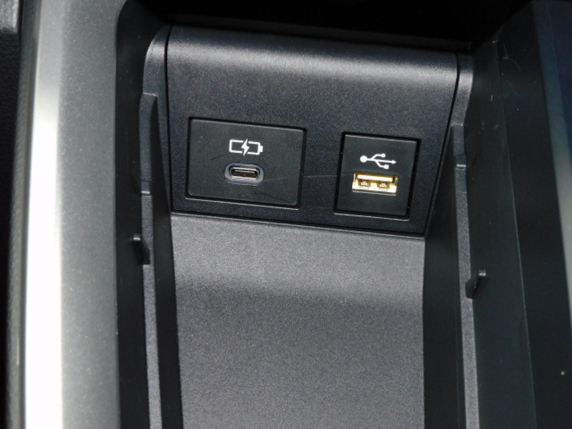 シフト横小物入れ内に充電用USB（Type-C）、通信用USB（Type-A）、各1個付いています。