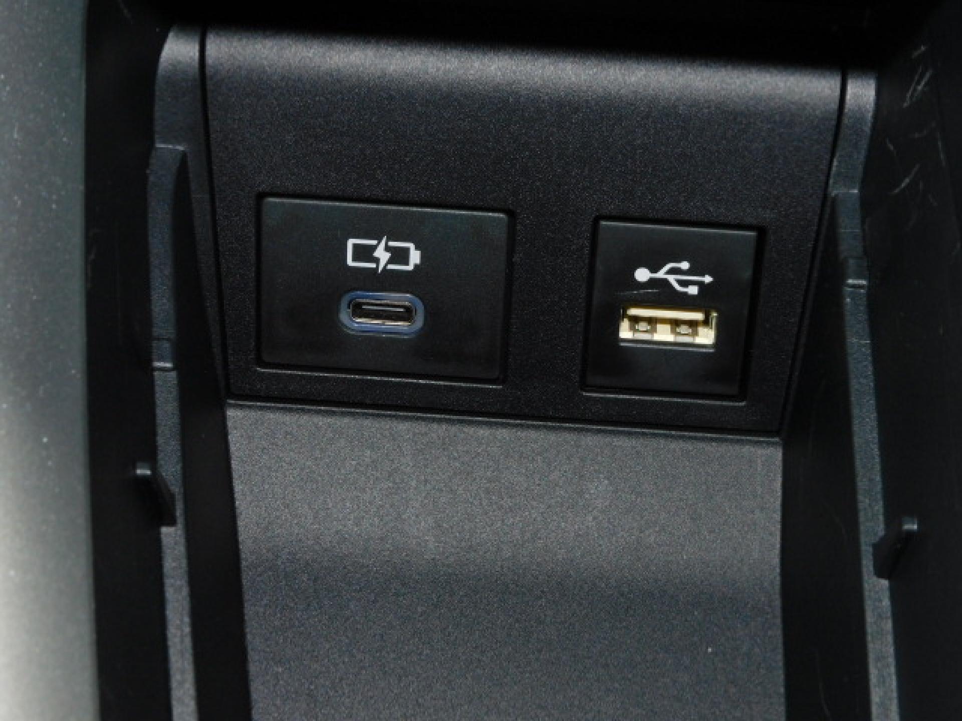 シフト横小物入れ内に充電用USB（Type-C）、通信用USB（Type-A）、各1個付いています。
