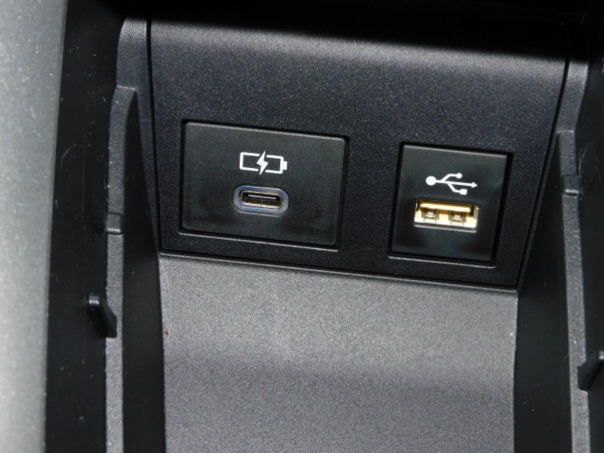 シフト横小物入れ内に充電用USB（Type-C）、通信用USB（Type-A）、各1個付いています。