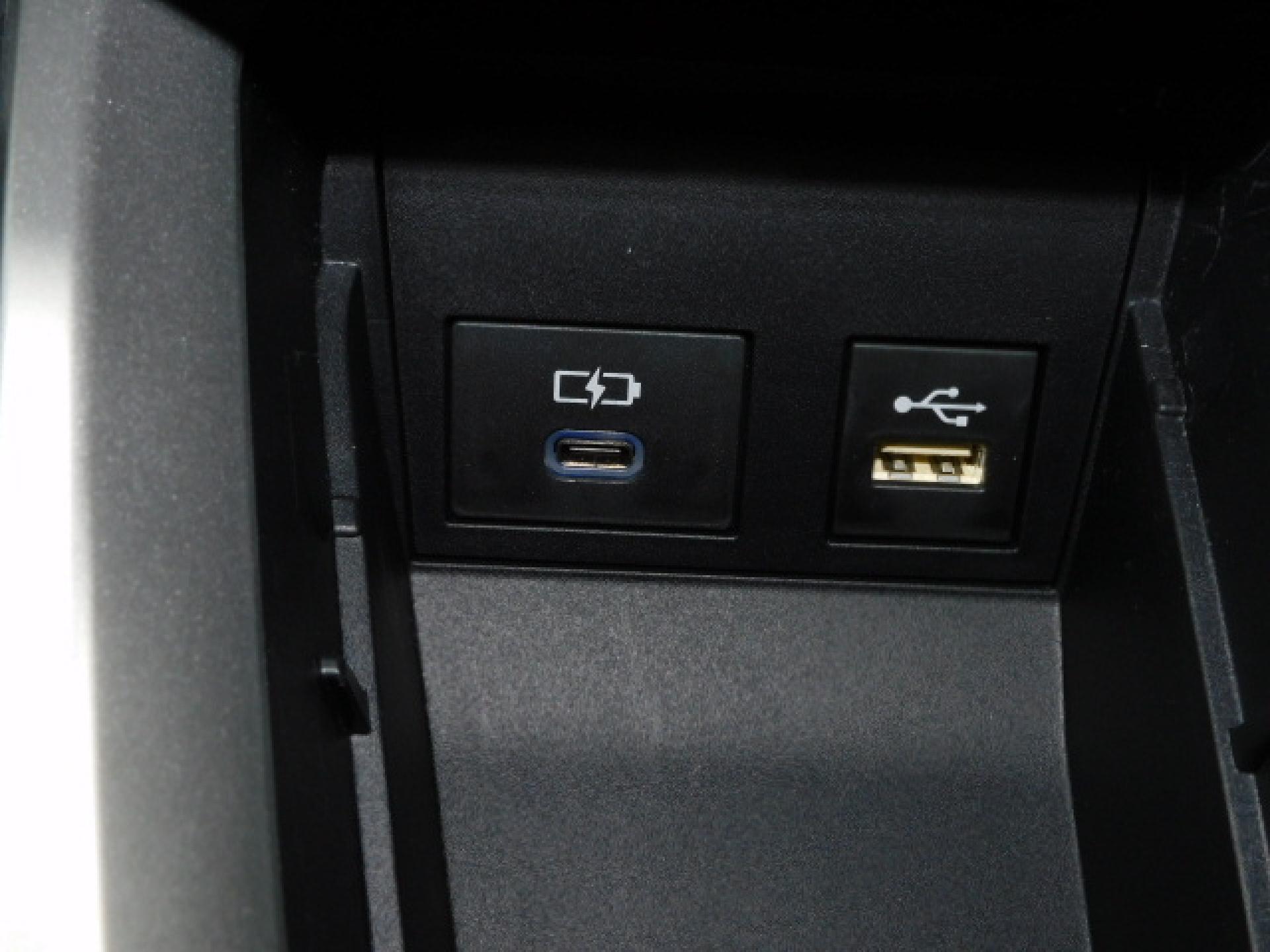 シフト横小物入れ内に充電用USB（Type-C）、通信用USB（Type-A）、各1個付いています。