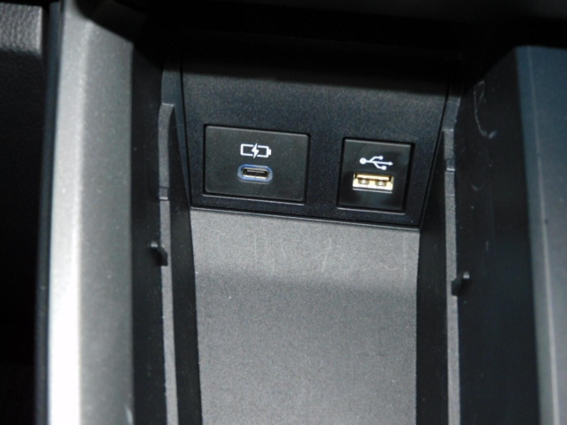 シフト横小物入れ内に充電用USB（Type-C）、通信用USB（Type-A）、各1個付いています。
