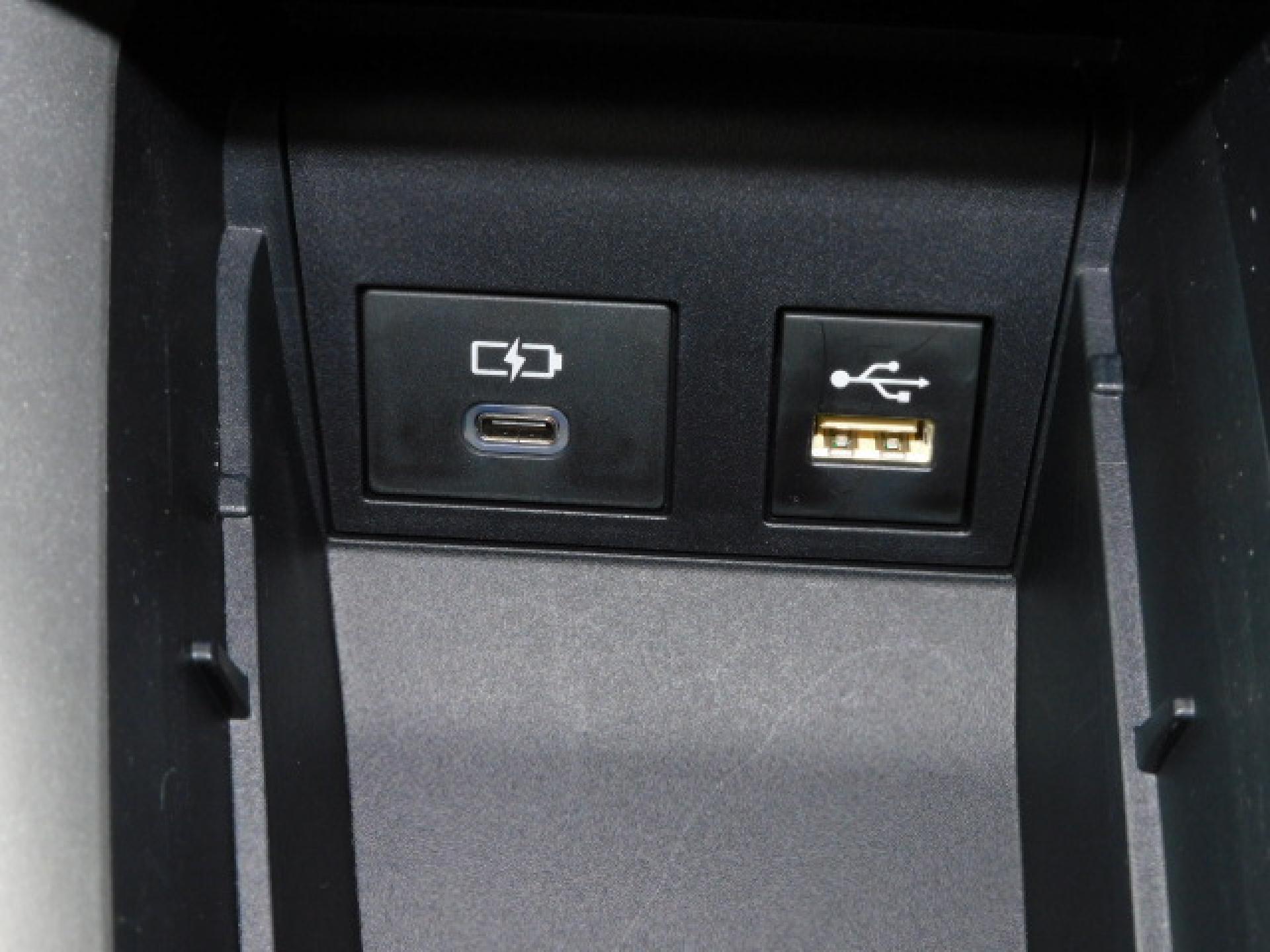 シフト横小物入れ内に充電用USB（Type-C）、通信用USB（Type-A）、各1個付いています。