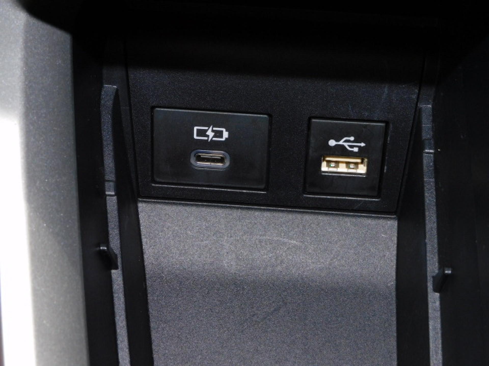 シフト横小物入れ内に充電用USB（Type-C）、通信用USB（Type-A）、各1個付いています。