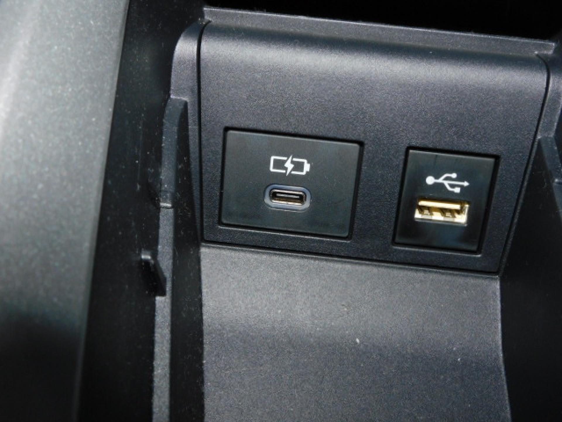 シフト横小物入れ内に充電用USB（Type-C）、通信用USB（Type-A）、各1個付いています。