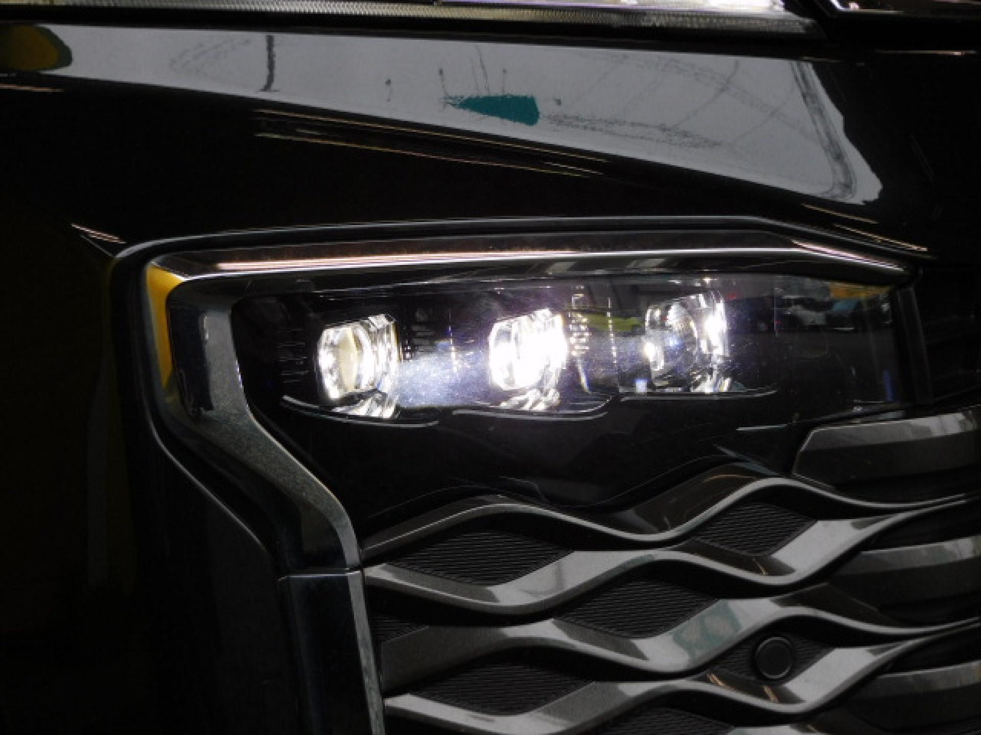 オートレベリング機能付プロジェクター式3眼LEDヘッドランプ＋アダプティブハイビームシステム（※）メーカーオプション
