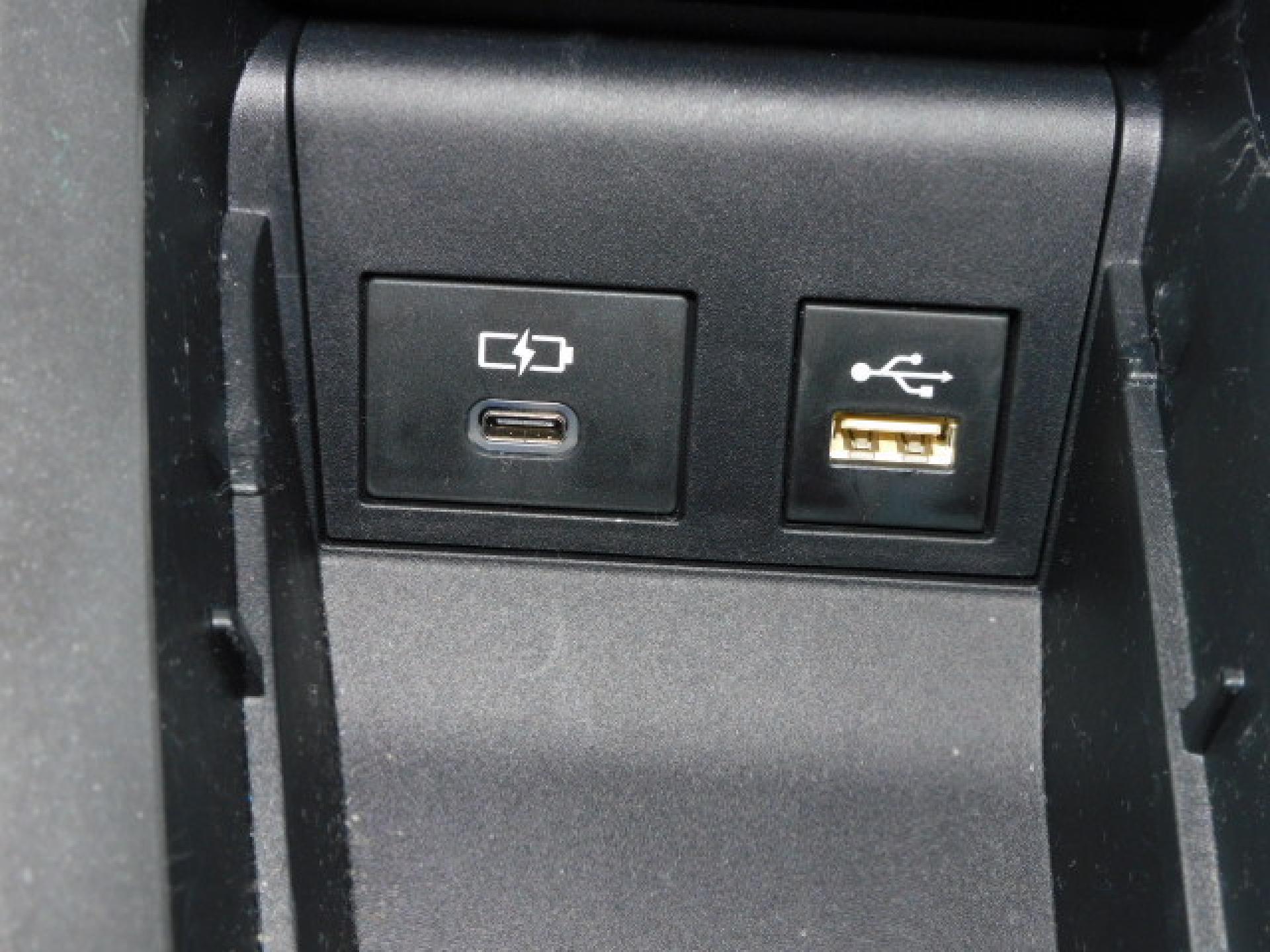シフト横小物入れ内に充電用USB（Type-C）、通信用USB（Type-A）、各1個付いています。