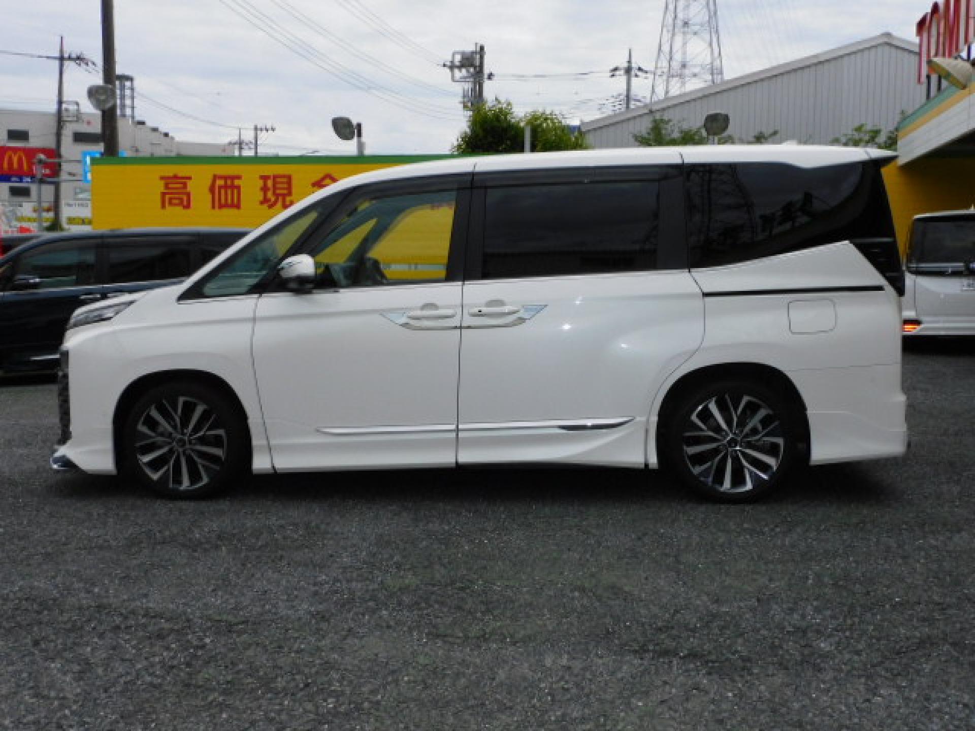 ホワイトパールクリスタルシャイン！ハンズフリーパワースライドドア（※）メーカーオプション快適利便パッケージHigh、ユニバーサルステップ（助手席側）（※）メーカーオプション