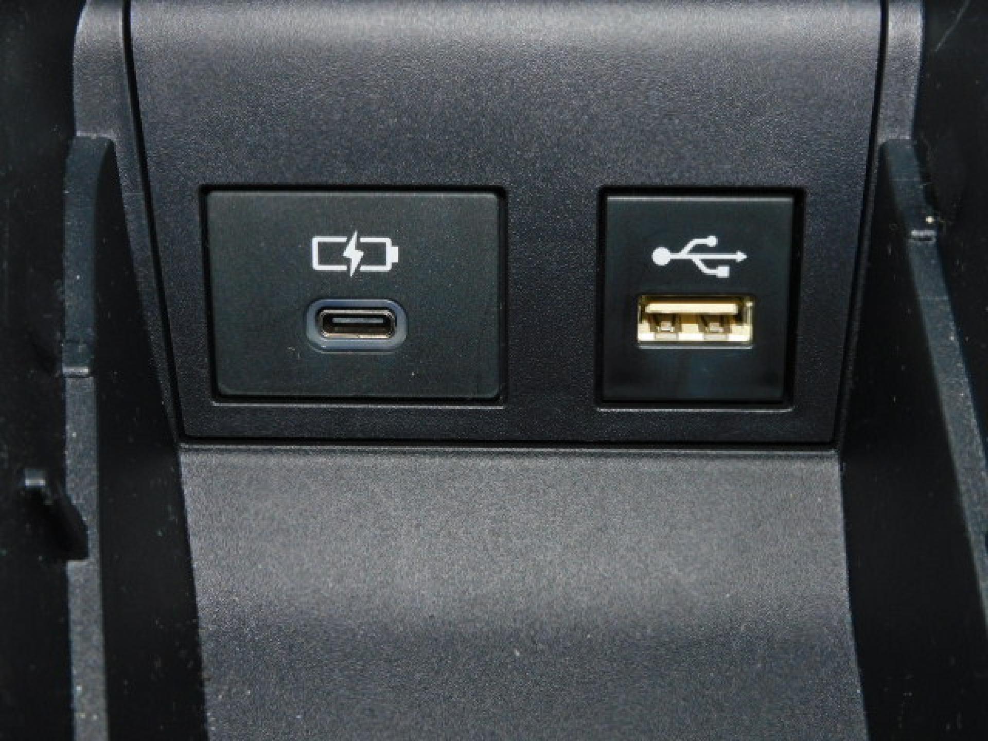 シフト横小物入れ内に充電用USB（Type-C）、通信用USB（Type-A）、各1個付いています。