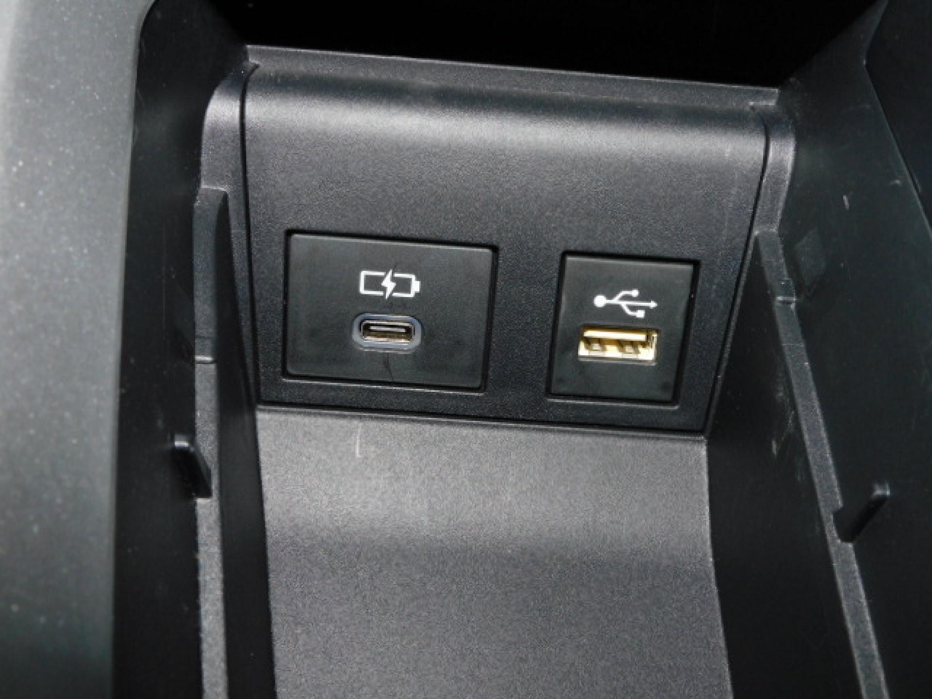 シフト横小物入れ内に充電用USB（Type-C）、通信用USB（Type-A）、各1個付いています。