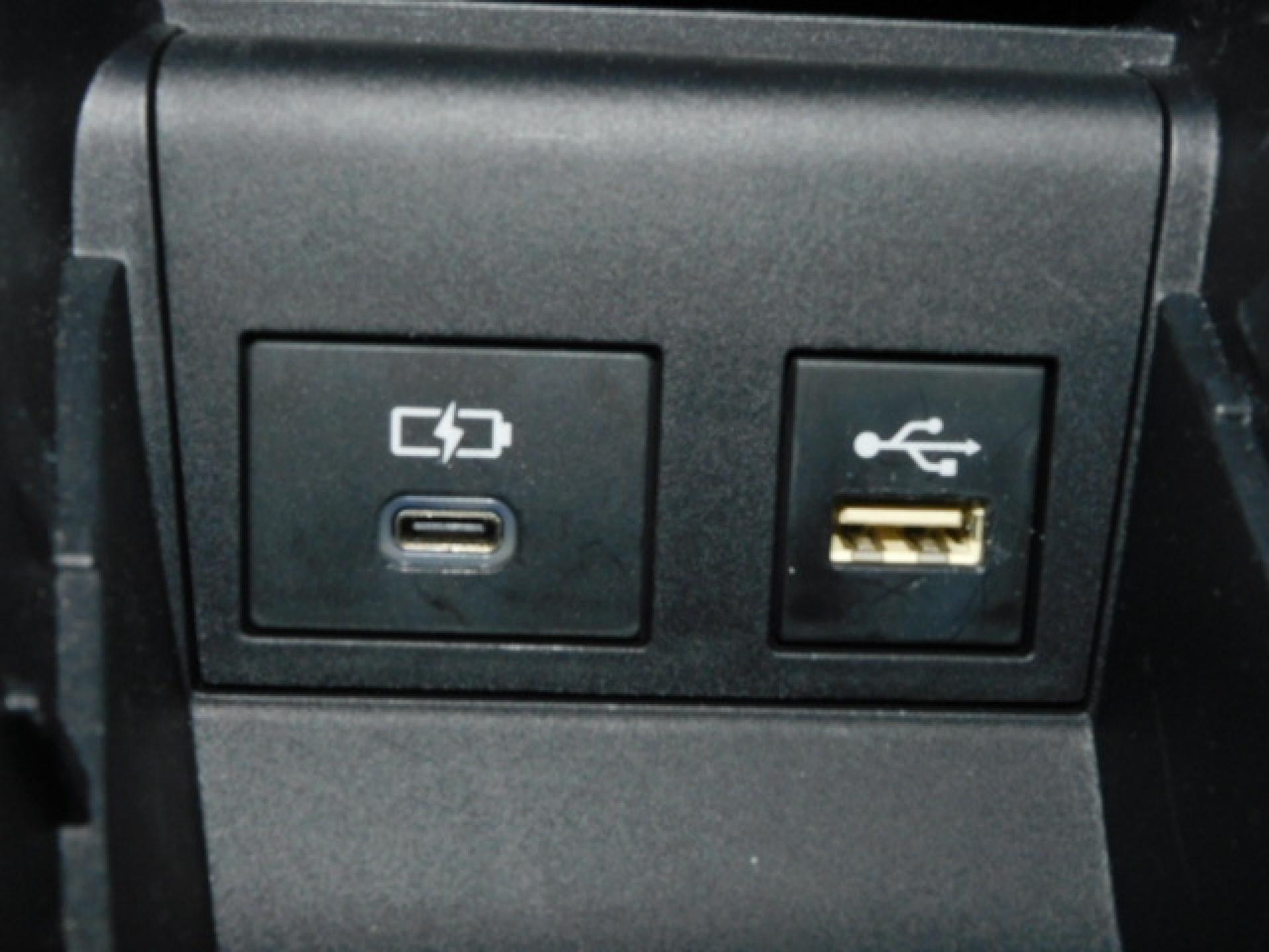 シフト横小物入れ内に充電用USB（Type-C）、通信用USB（Type-A）、各1個付いています。