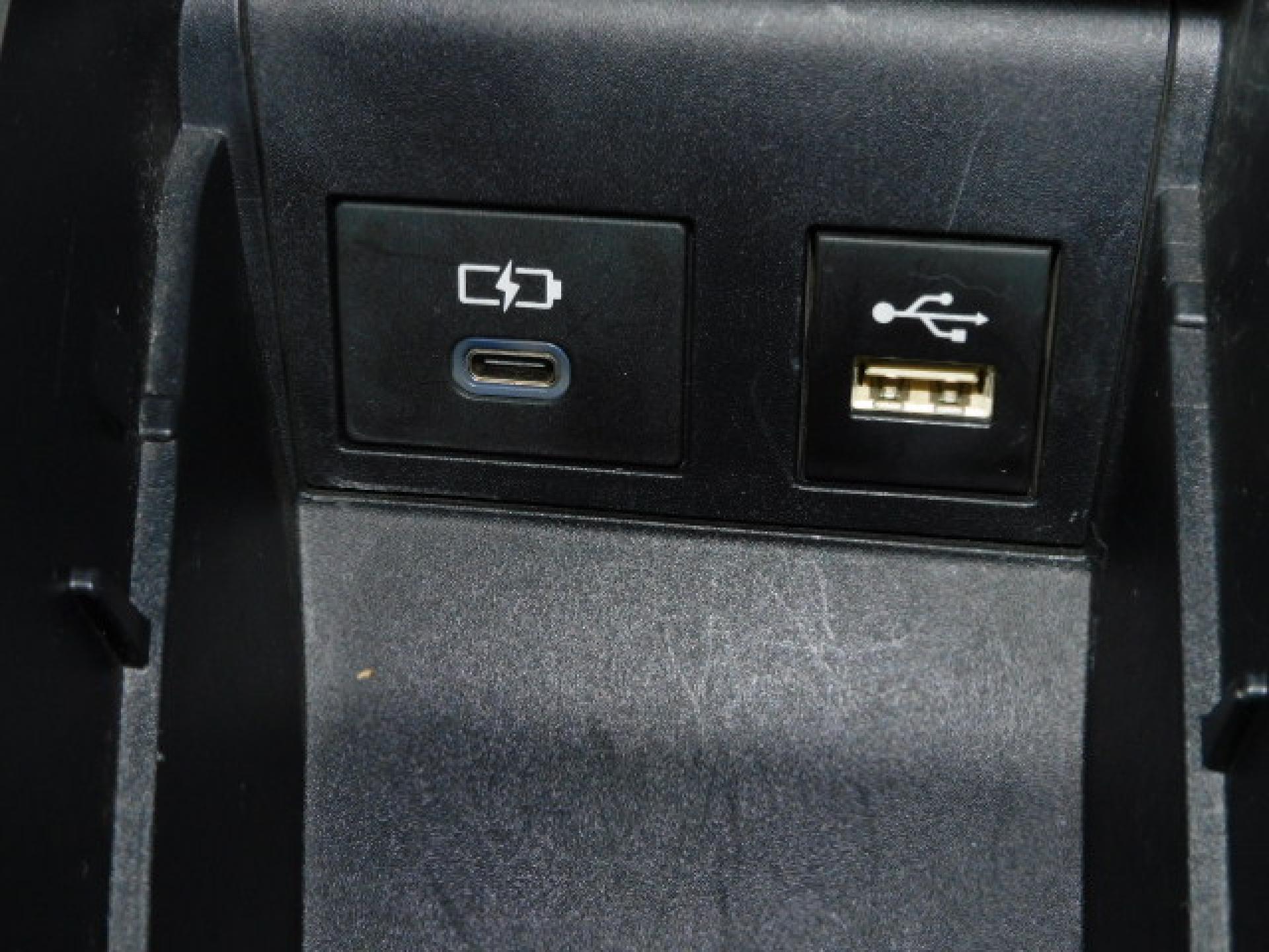 シフト横小物入れ内に充電用USB（Type-C）、通信用USB（Type-A）、各1個付いています。