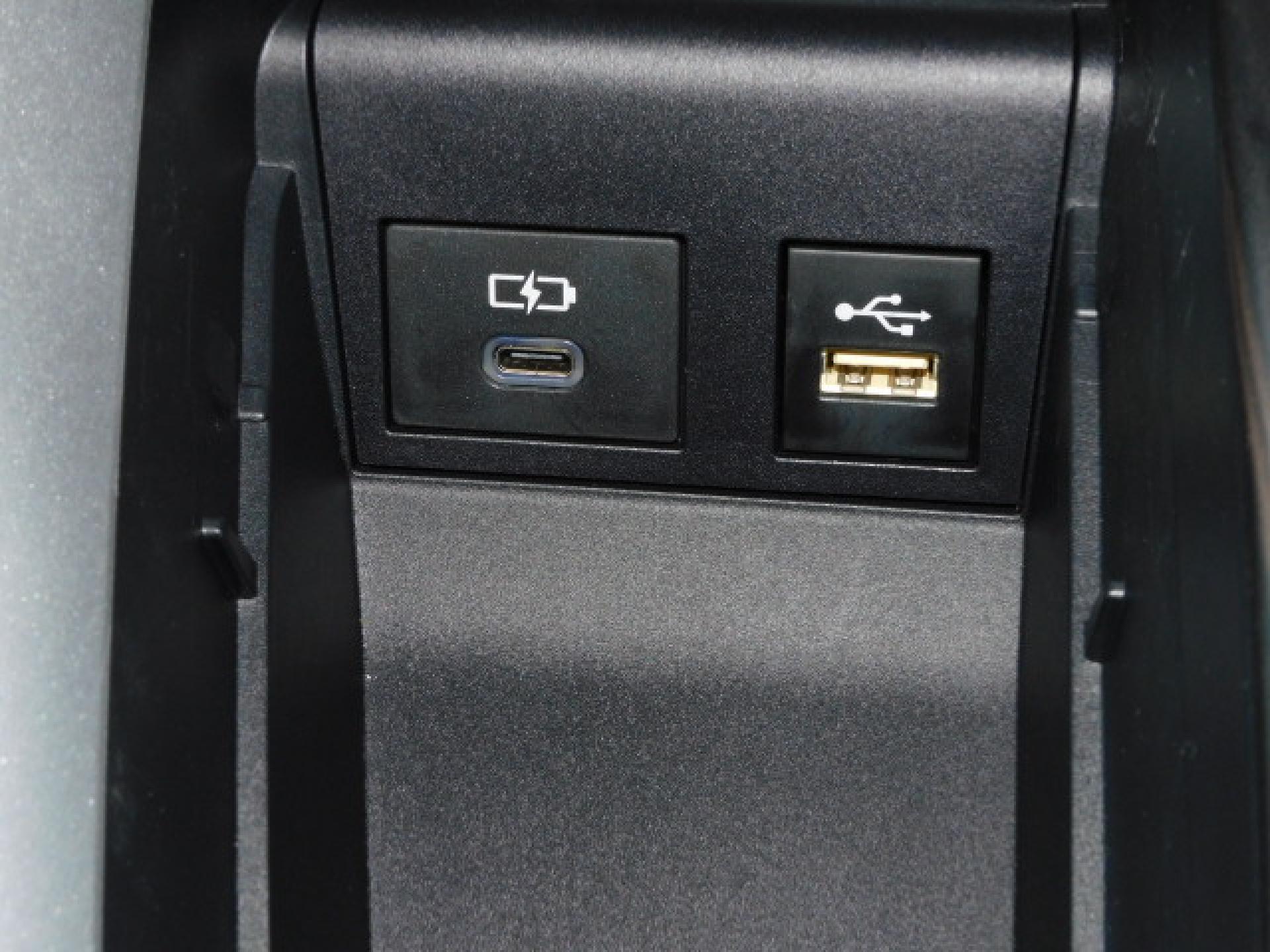 シフト横小物入れ内に充電用USB（Type-C）、通信用USB（Type-A）、各1個付いています。