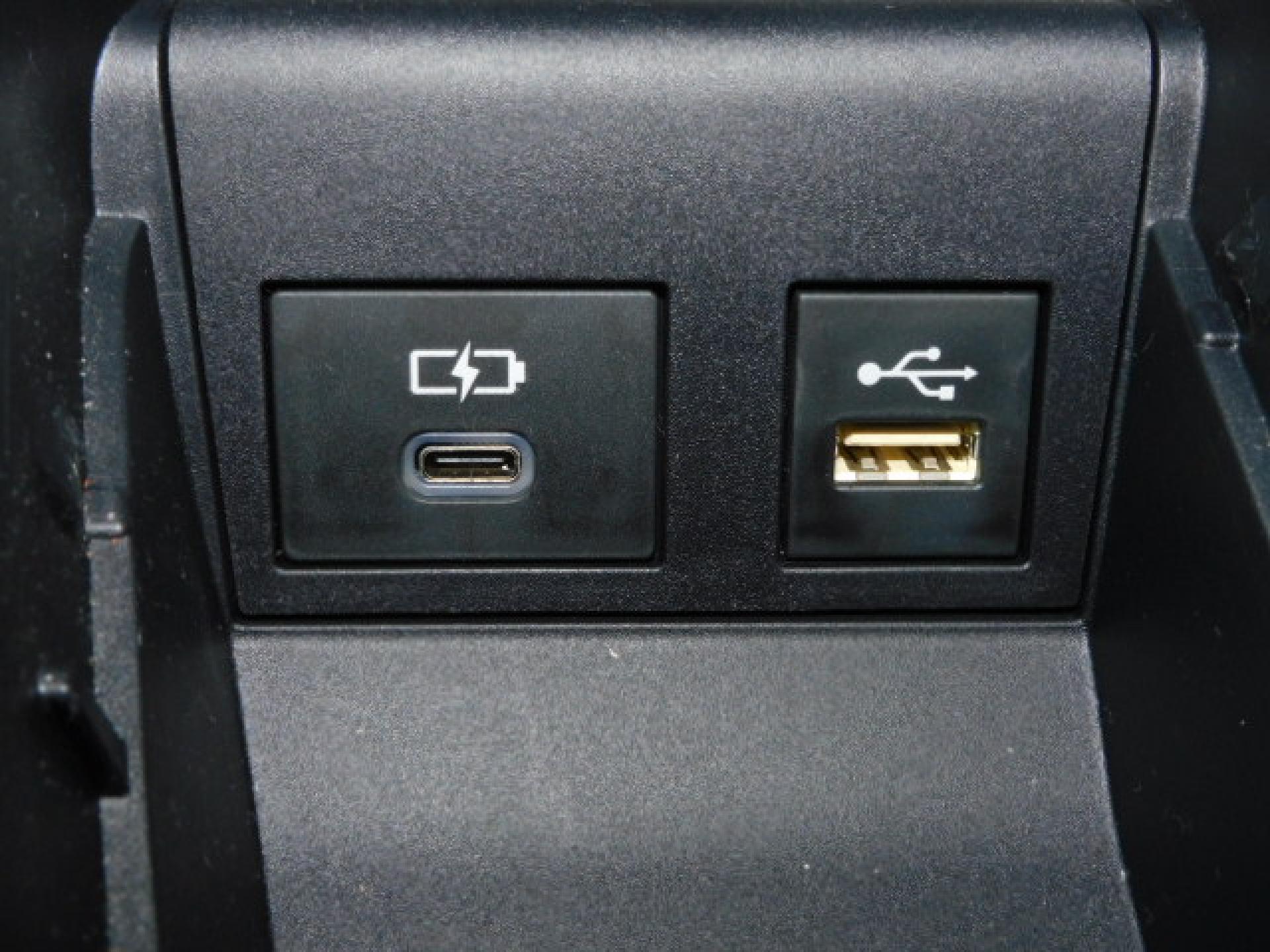 シフト横小物入れ内に充電用USB（Type-C）、通信用USB（Type-A）、各1個付いています。