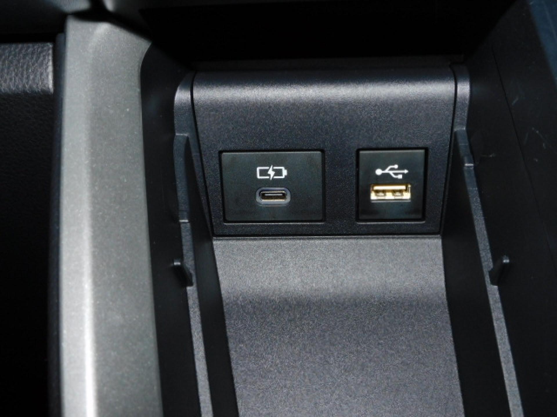 シフト横小物入れ内に充電用USB（Type-C）、通信用USB（Type-A）、各1個付いています。