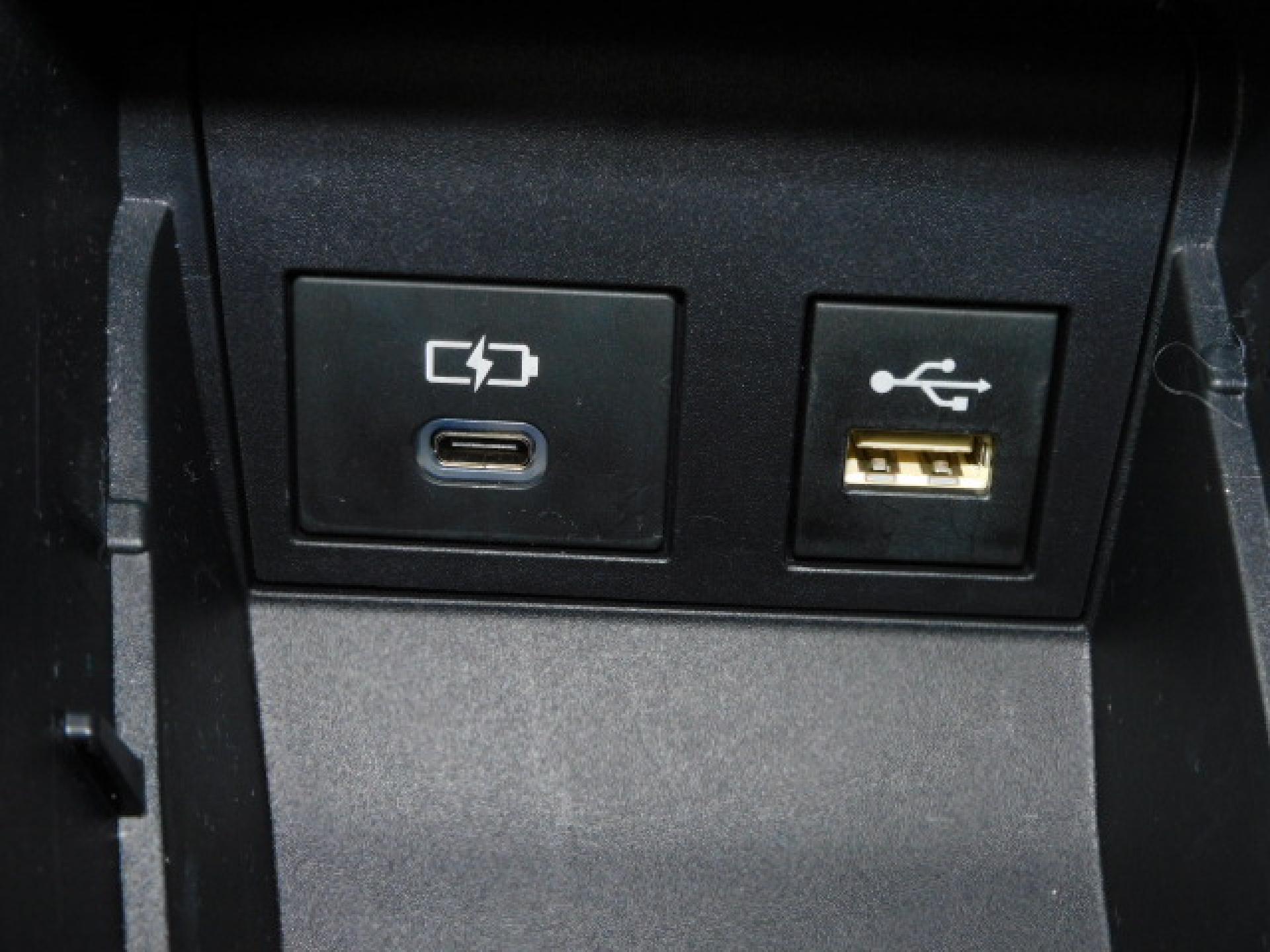 シフト横小物入れ内に充電用USB（Type-C）、通信用USB（Type-A）、各1個付いています。