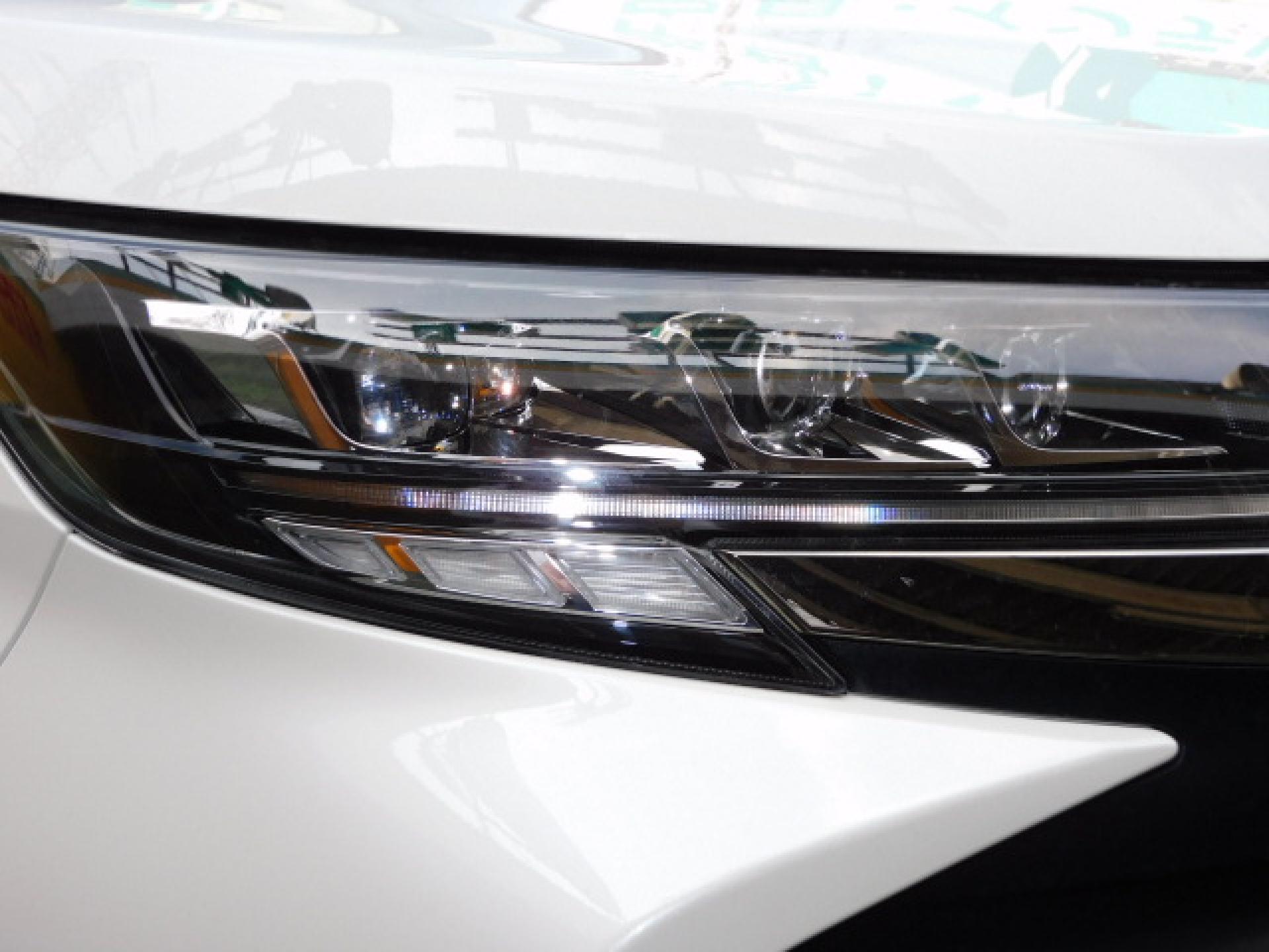 オートレベリング機能付プロジェクター式3眼LEDヘッドランプ＋アダプティブハイビームシステム（※）メーカーオプション