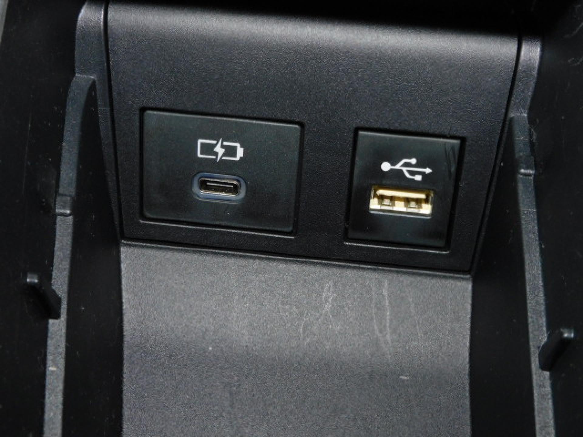 シフト横小物入れ内に充電用USB（Type-C）、通信用USB（Type-A）、各1個付いています。