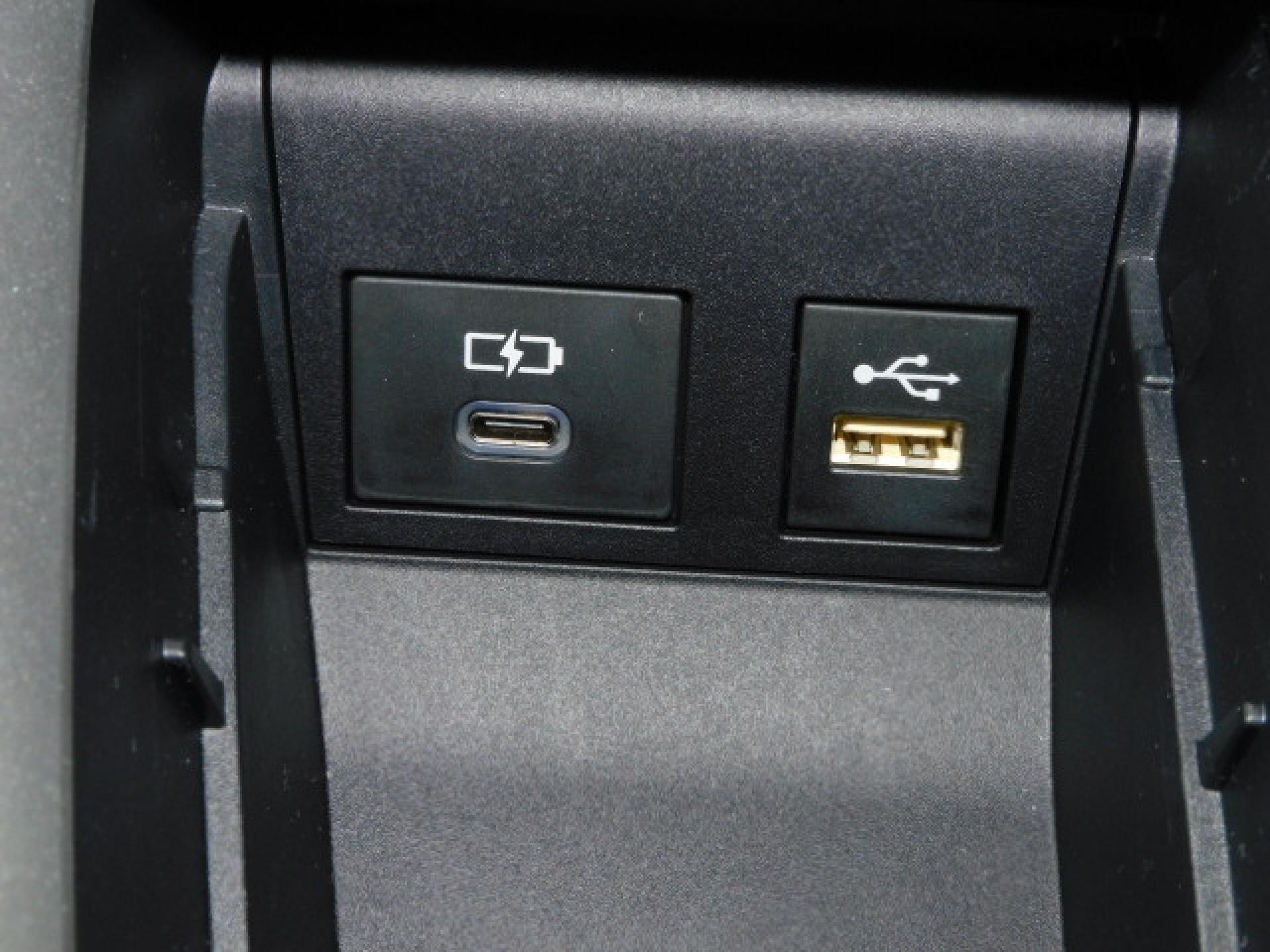 シフト横小物入れ内に充電用USB（Type-C）、通信用USB（Type-A）、各1個付いています。