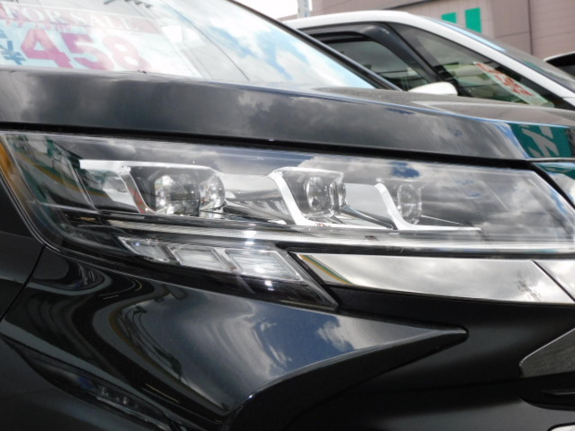 オートレベリング機能付プロジェクター式3眼LEDヘッドランプ＋アダプティブハイビームシステム（※）メーカーオプション