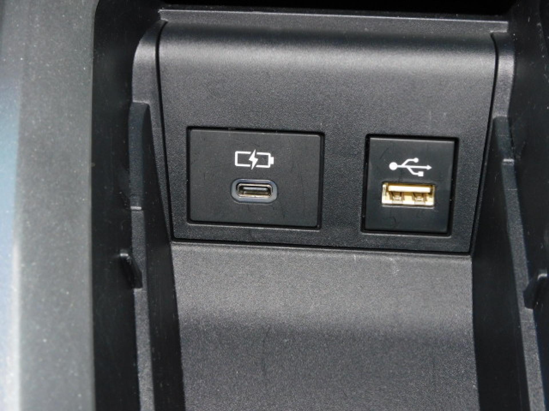シフト横小物入れ内に充電用USB（Type-C）、通信用USB（Type-A）、各1個付いています。