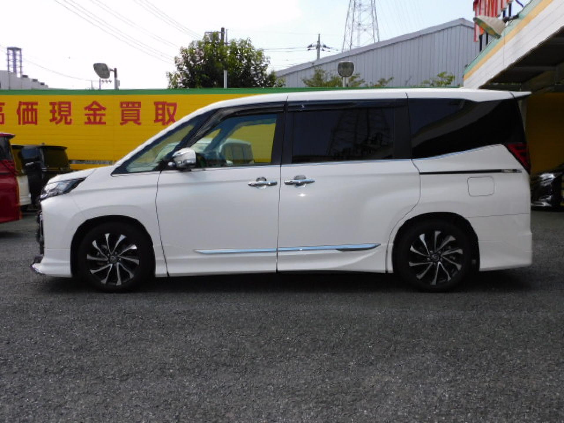 ホワイトパールクリスタルシャイン！ハンズフリーパワースライドドア（※）メーカーオプション快適利便パッケージHigh、ユニバーサルステップ（助手席側）（※）メーカーオプション
