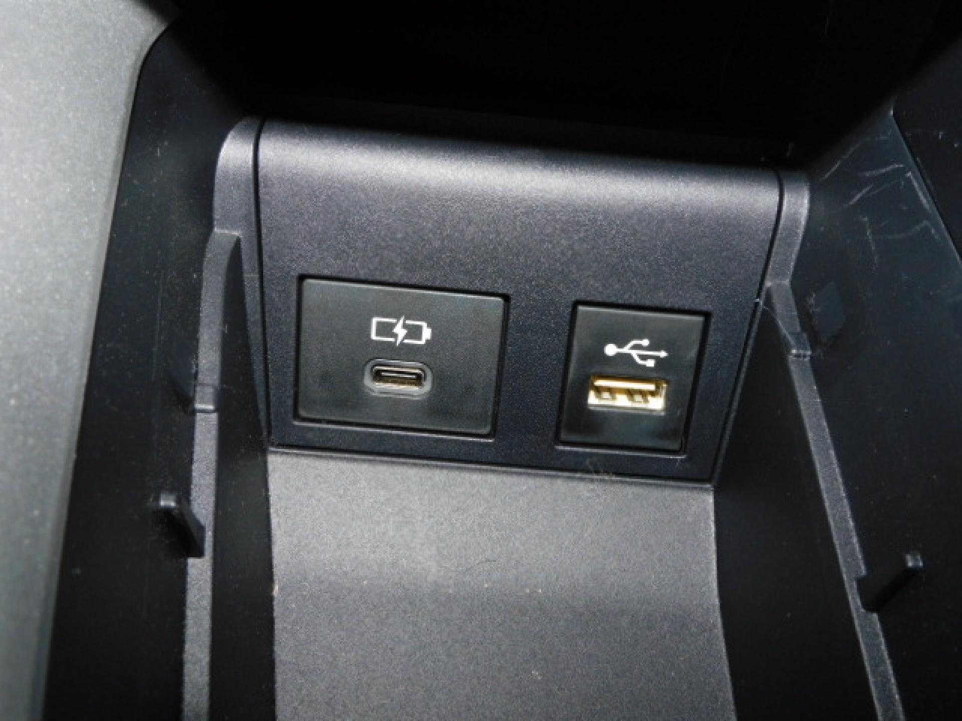 シフト横小物入れ内に充電用USB（Type-C）、通信用USB（Type-A）、各1個付いています。