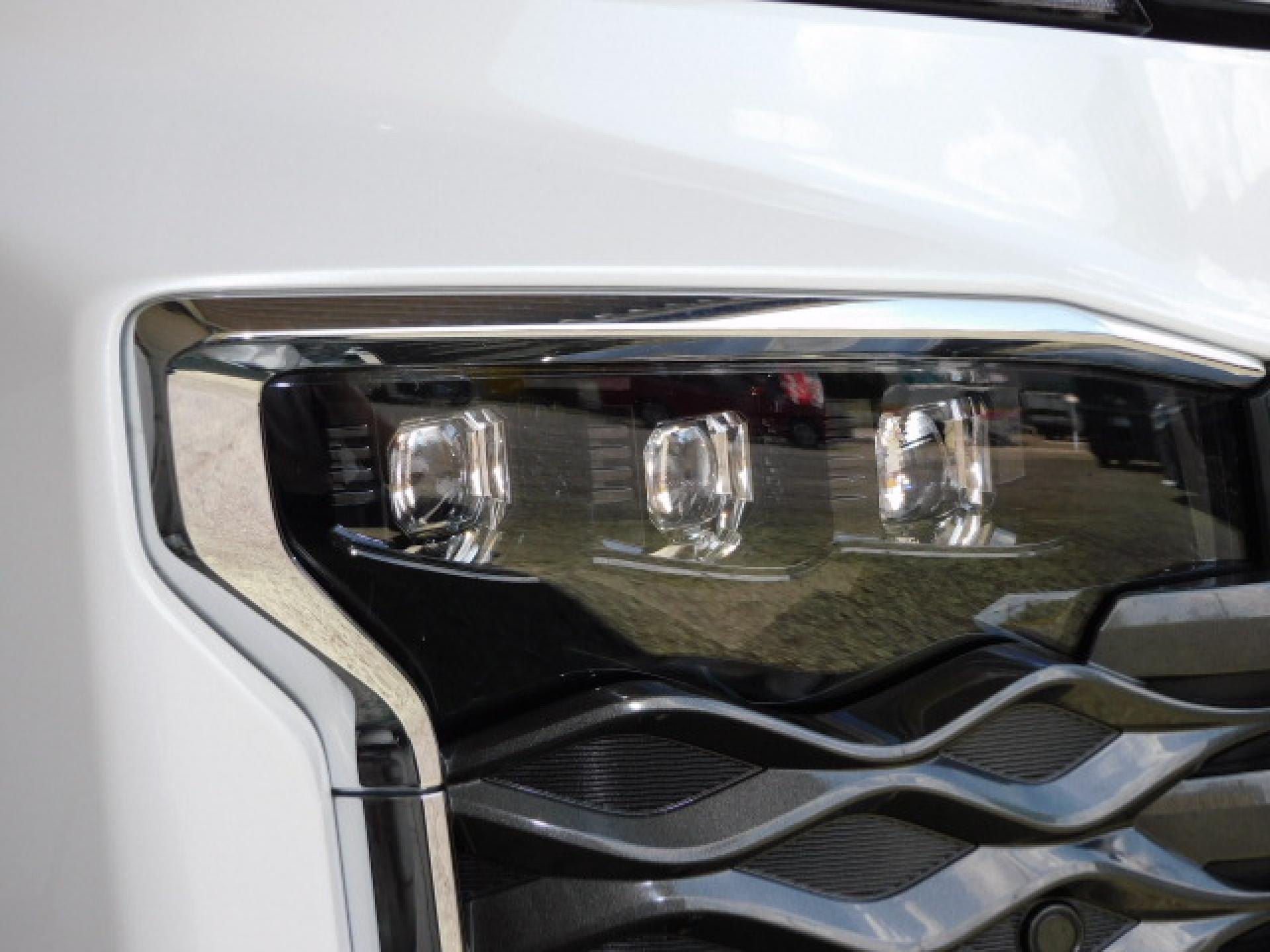 オートレベリング機能付プロジェクター式3眼LEDヘッドランプ＋アダプティブハイビームシステム（※）メーカーオプション