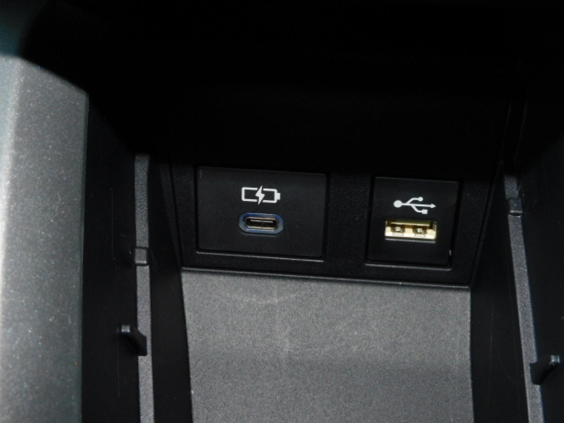シフト横小物入れ内に充電用USB（Type-C）、通信用USB（Type-A）、各1個付いています。