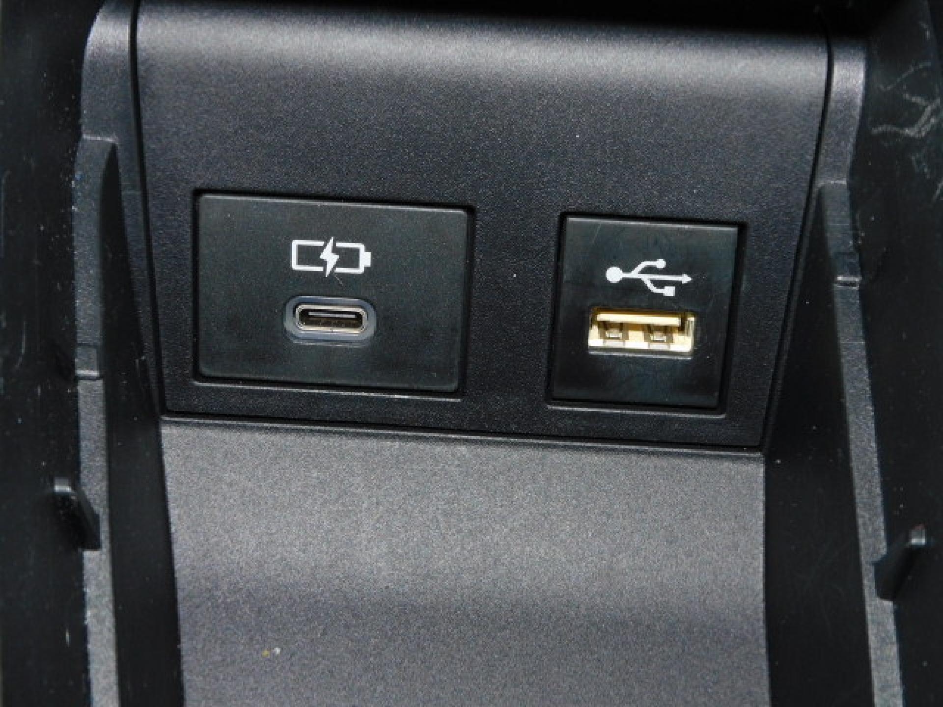 シフト横小物入れ内に充電用USB（Type-C）、通信用USB（Type-A）、各1個付いています。
