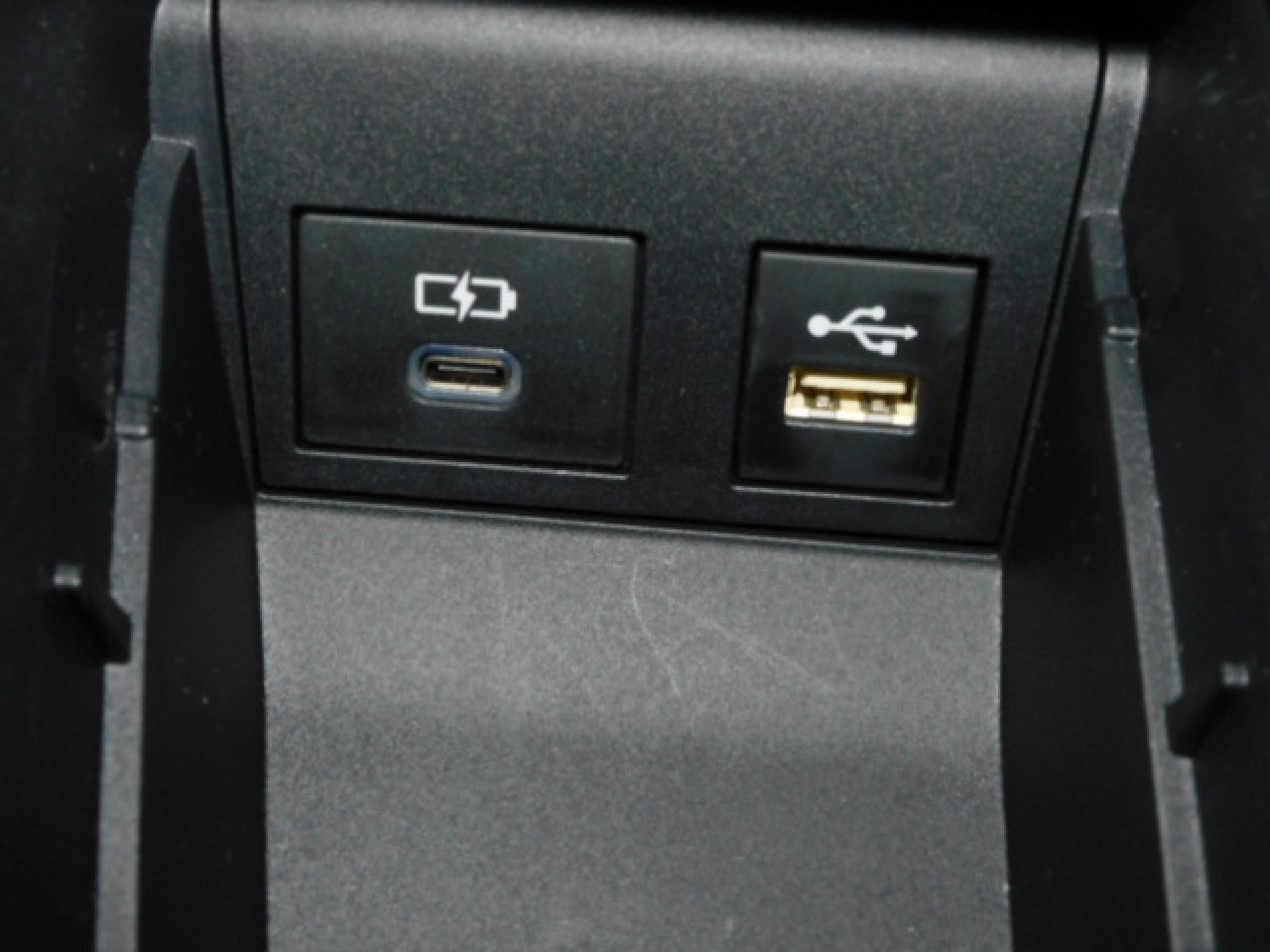 シフト横小物入れ内に充電用USB（Type-C）、通信用USB（Type-A）、各1個付いています。
