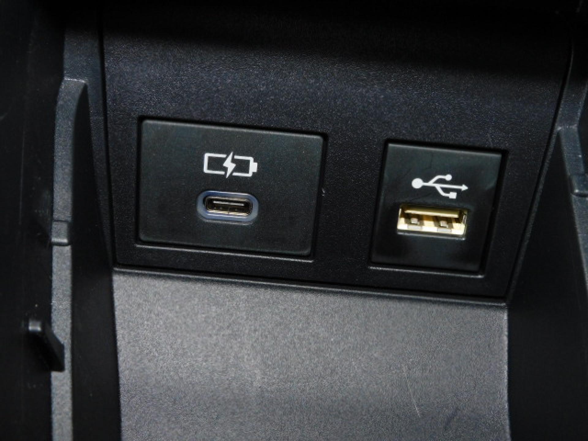 シフト横小物入れ内に充電用USB（Type-C）、通信用USB（Type-A）、各1個付いています。