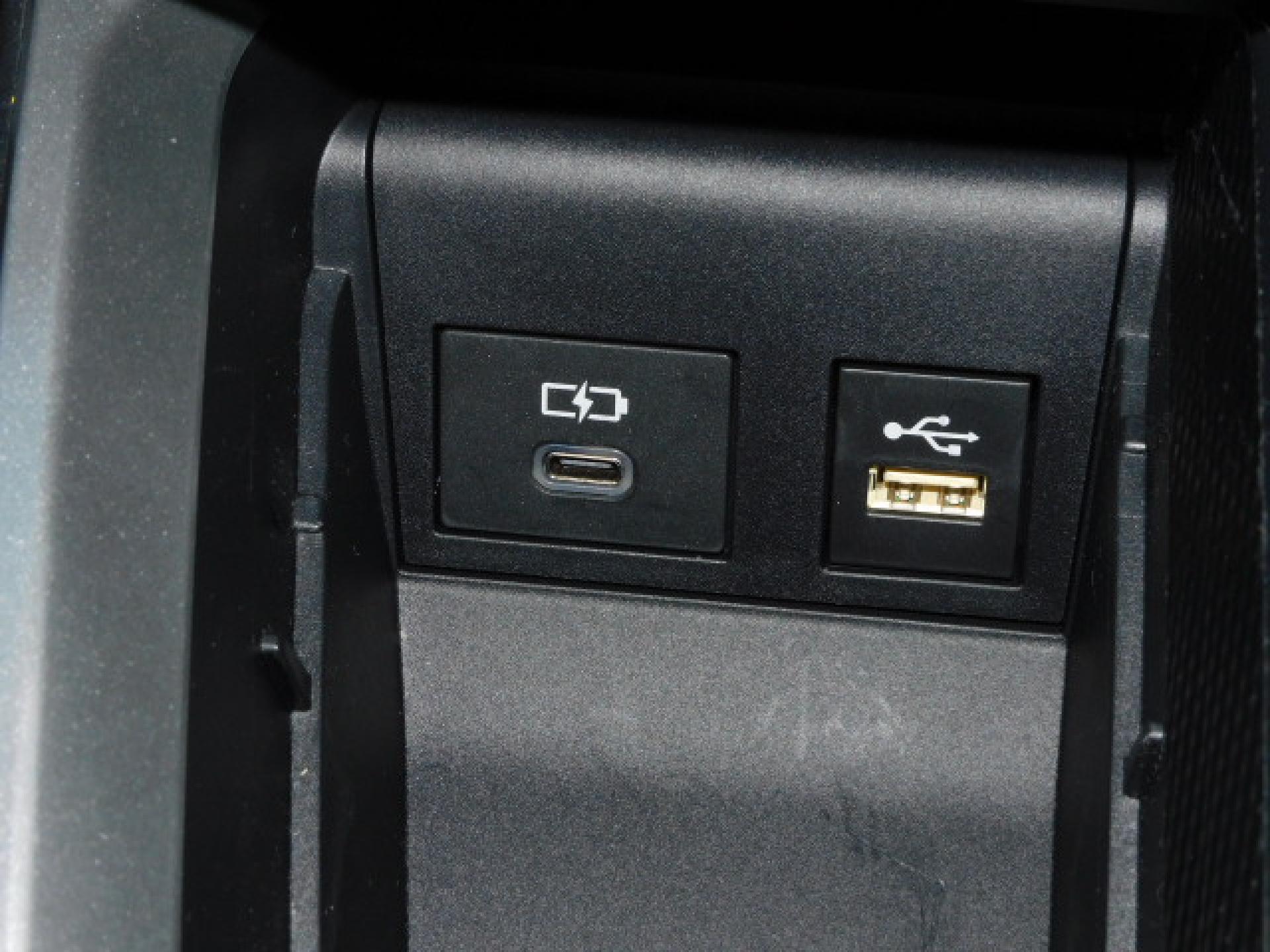 シフト横小物入れ内に充電用USB（Type-C）、通信用USB（Type-A）、各1個付いています。