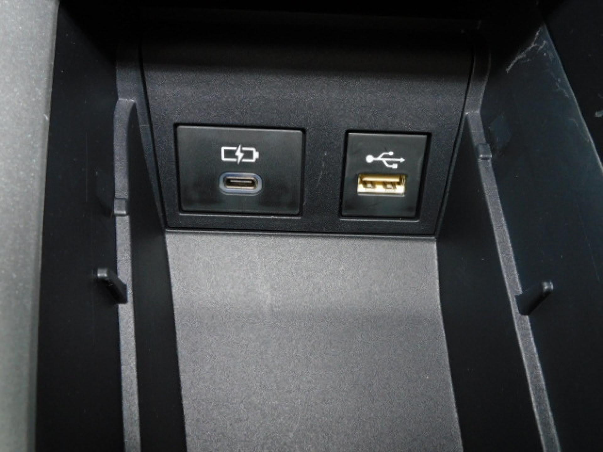 シフト横小物入れ内に充電用USB（Type-C）、通信用USB（Type-A）、各1個付いています。