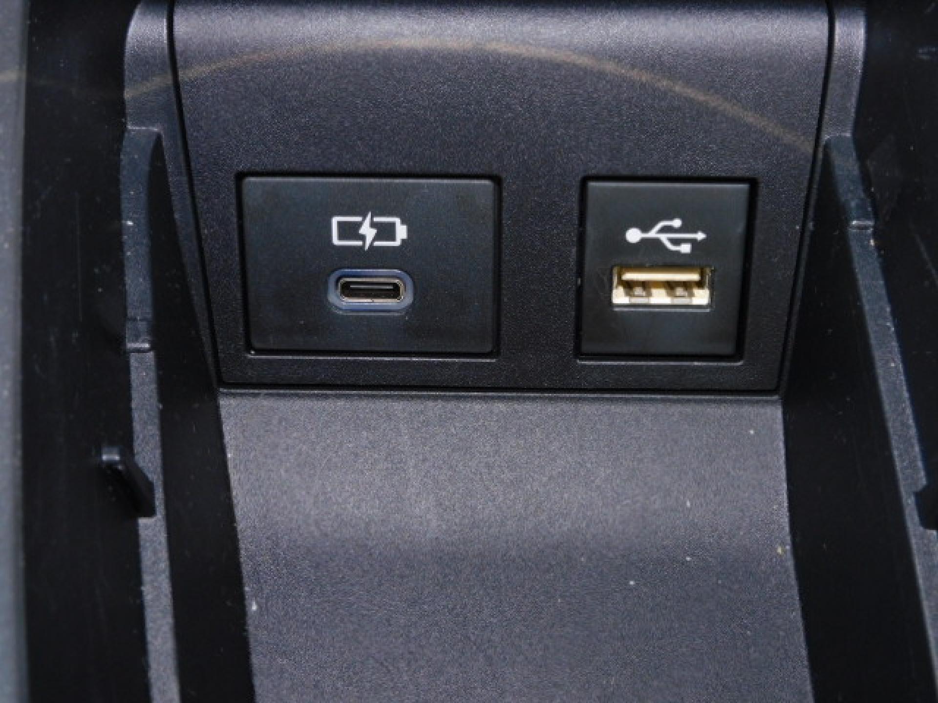 シフト横小物入れ内に充電用USB（Type-C）、通信用USB（Type-A）、各1個付いています。