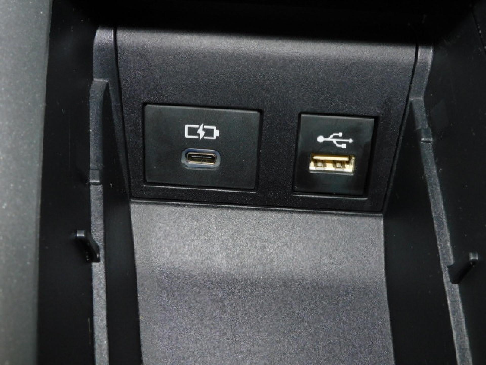 シフト横小物入れ内に充電用USB（Type-C）、通信用USB（Type-A）、各1個付いています。