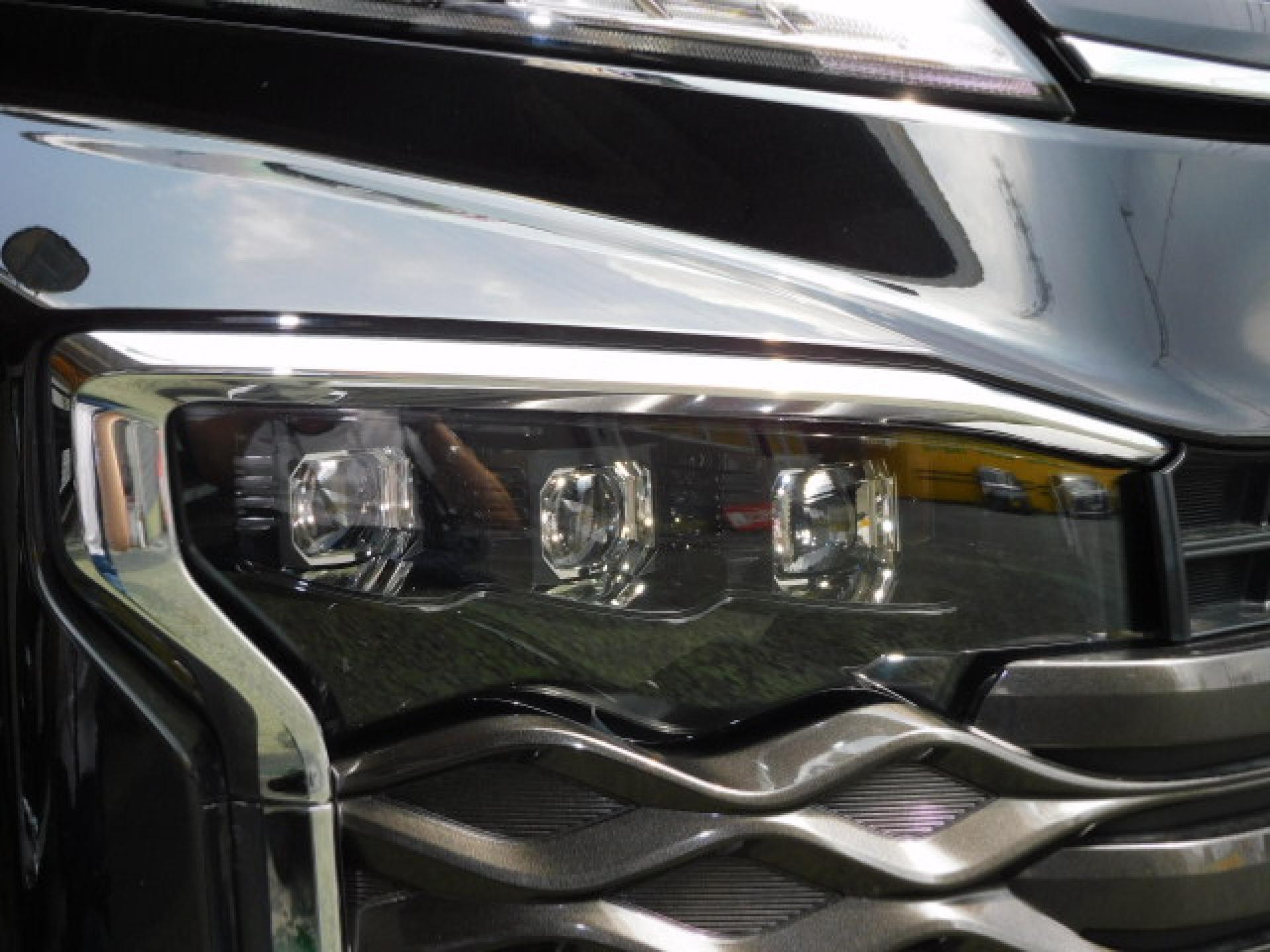 オートレベリング機能付プロジェクター式3眼LEDヘッドランプ＋アダプティブハイビームシステム（※）メーカーオプション