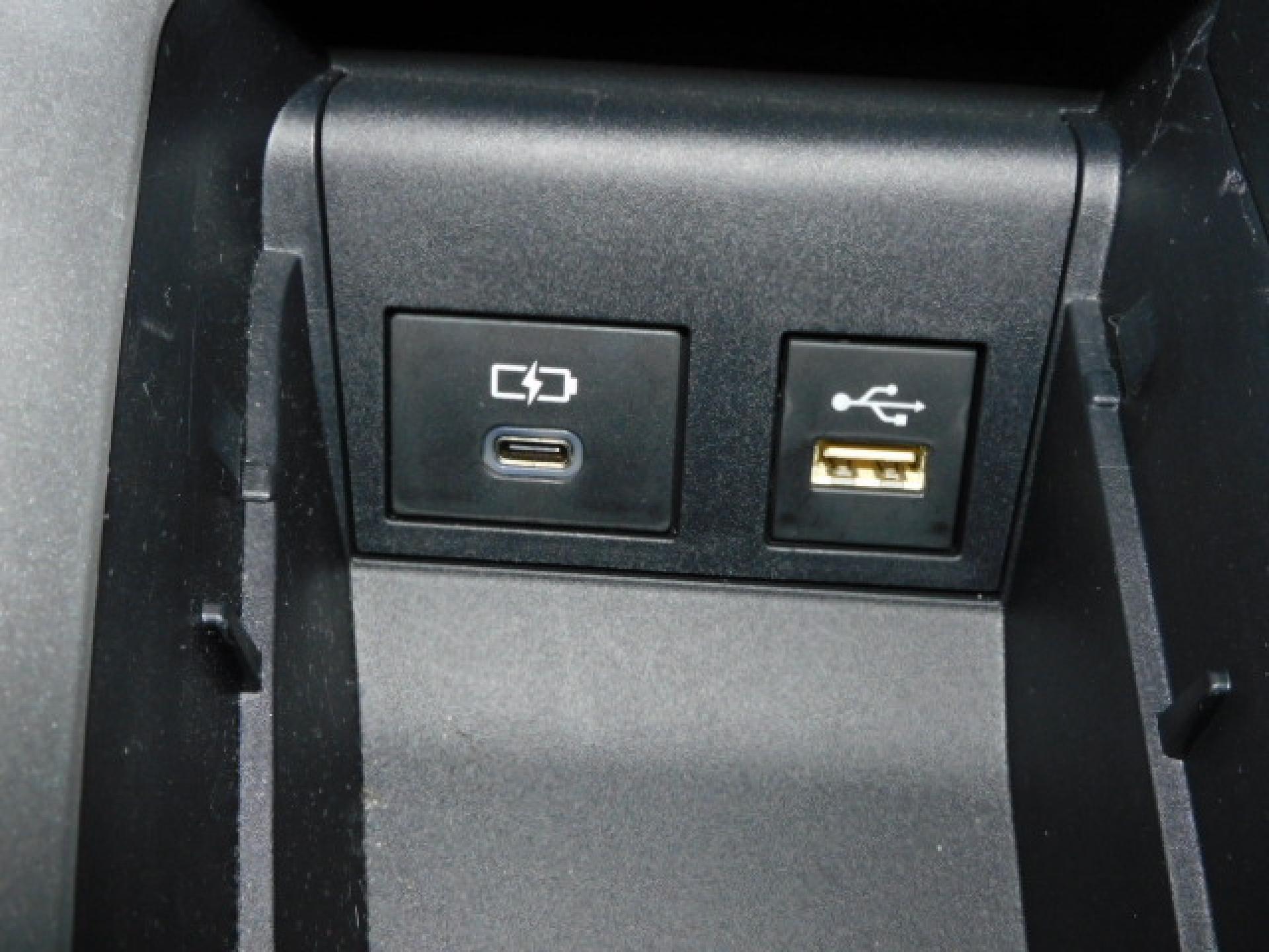 シフト横小物入れ内に充電用USB（Type-C）、通信用USB（Type-A）、各1個付いています。