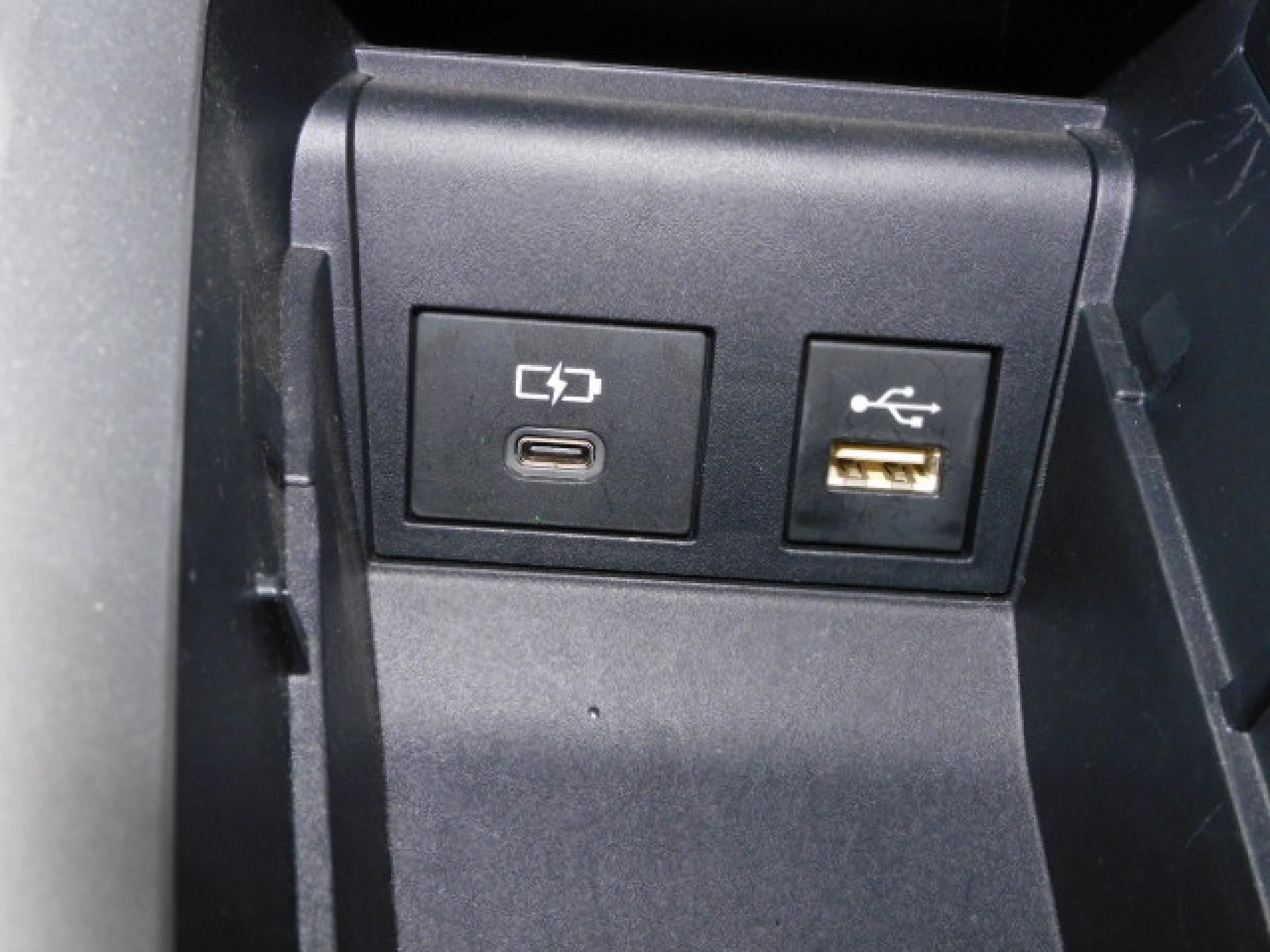 シフト横小物入れ内に充電用USB（Type-C）、通信用USB（Type-A）、各1個付いています。