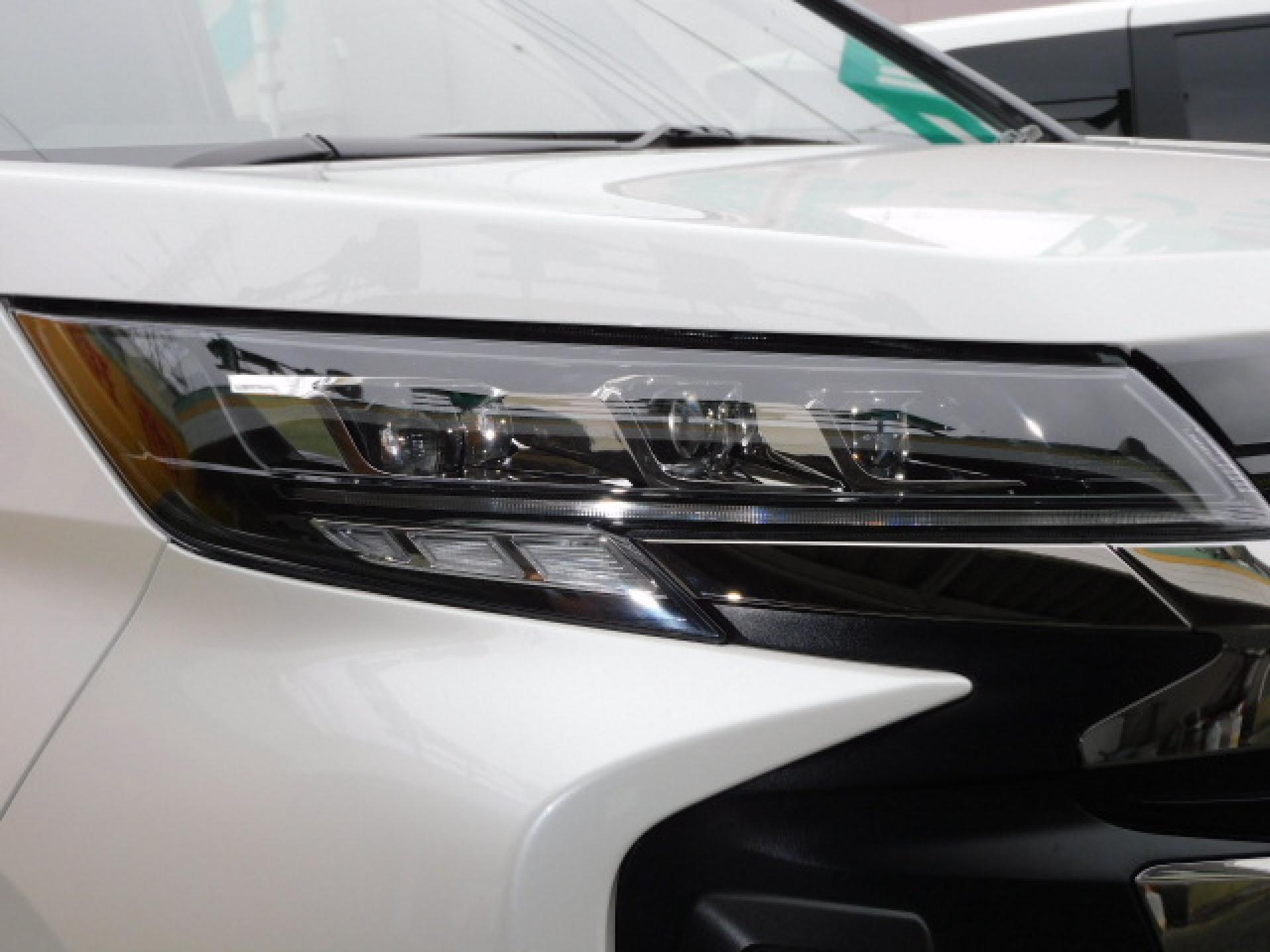 オートレベリング機能付プロジェクター式3眼LEDヘッドランプ＋アダプティブハイビームシステム（※）メーカーオプション
