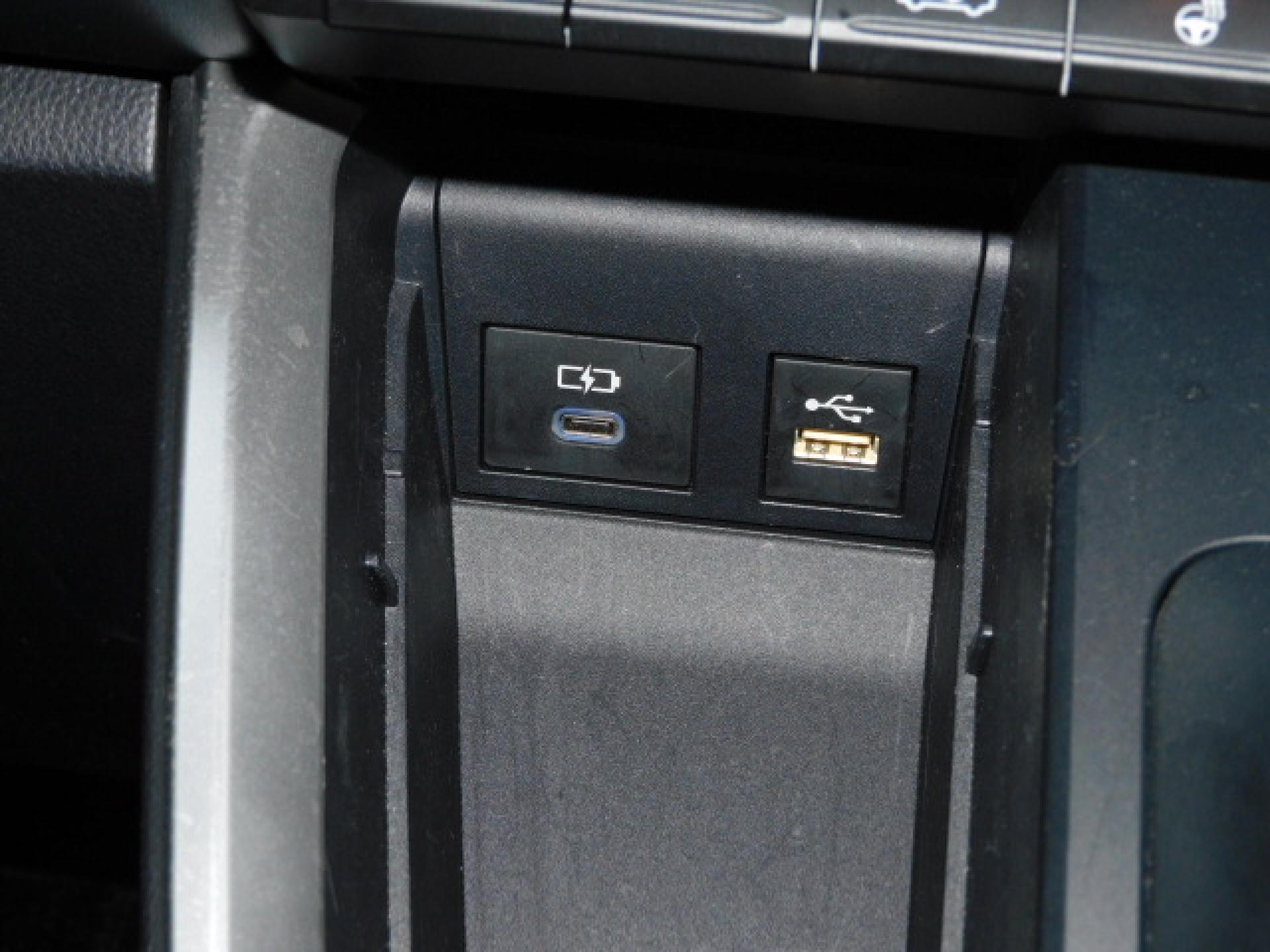 シフト横小物入れ内に充電用USB（Type-C）、通信用USB（Type-A）、各1個付いています。