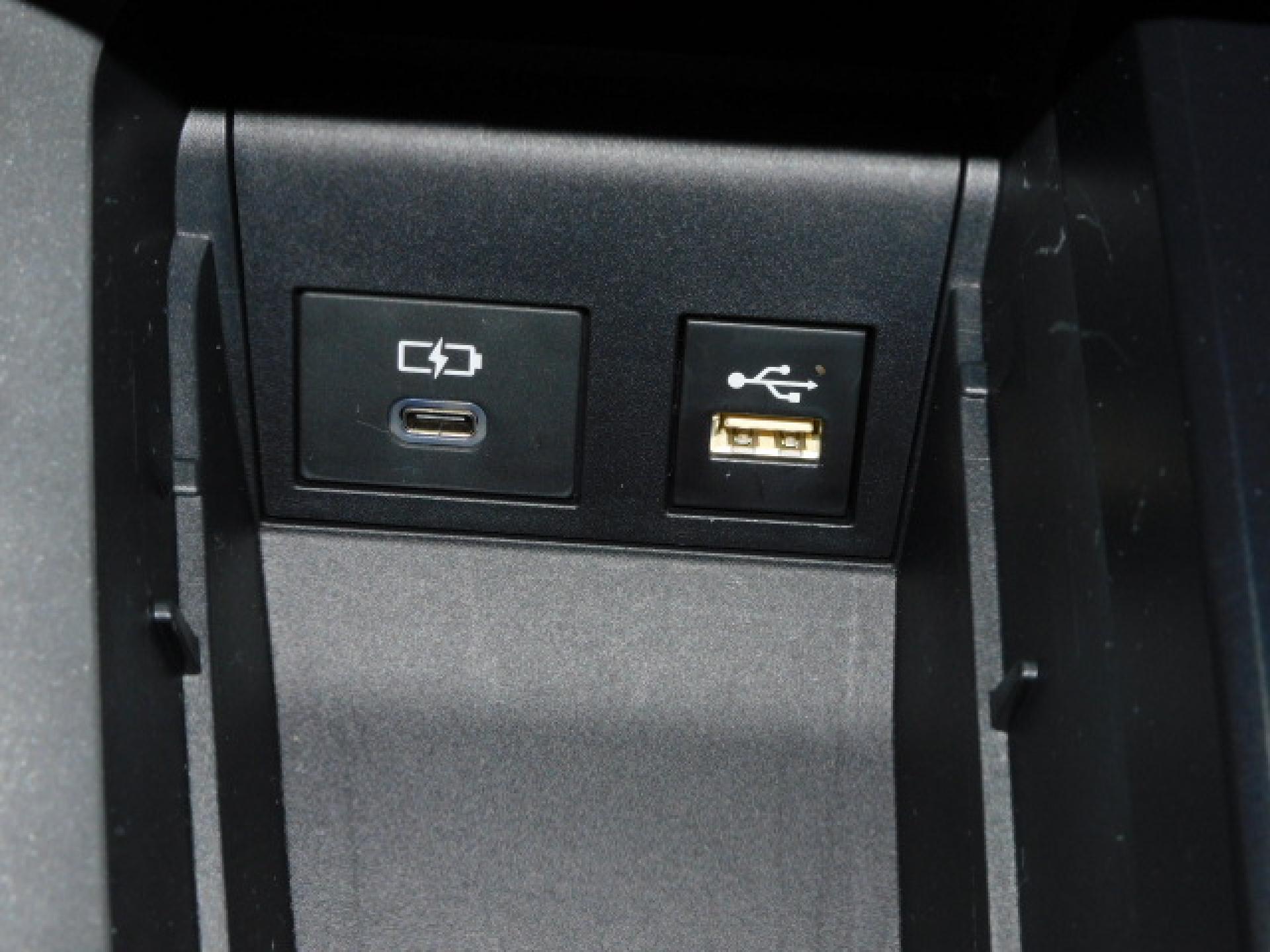 シフト横小物入れ内に充電用USB（Type-C）、通信用USB（Type-A）、各1個付いています。