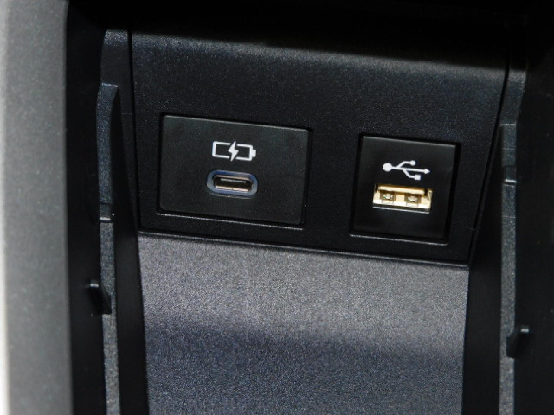 シフト横小物入れ内に充電用USB（Type-C）、通信用USB（Type-A）、各1個付いています。