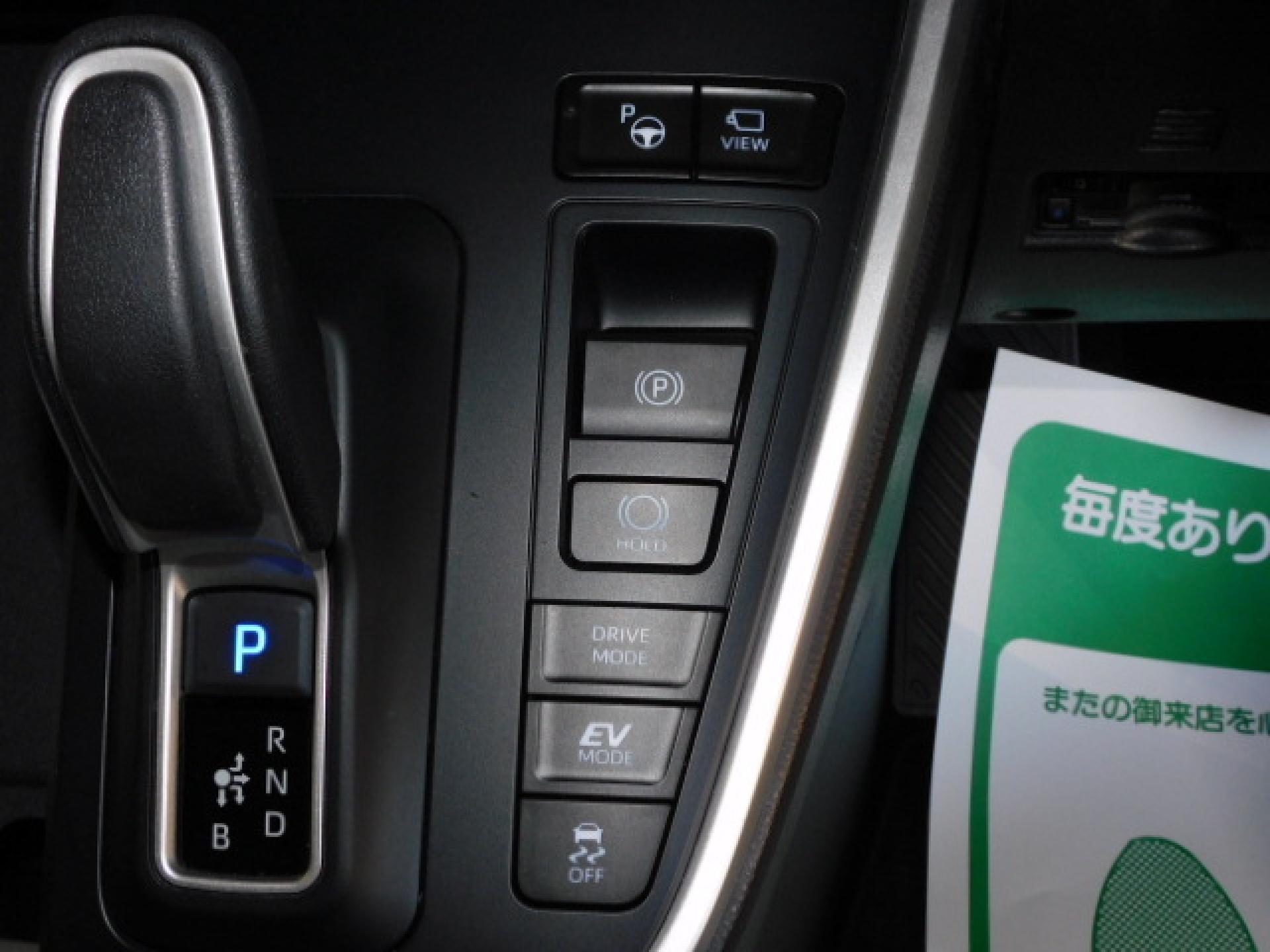 （上から）アドバンストパーク、パノラミックビューモニター（※）メーカーオプション トヨタチームメイト、電動パーキングブレーキ＆ブレーキホールド、ドライブモード、TRC