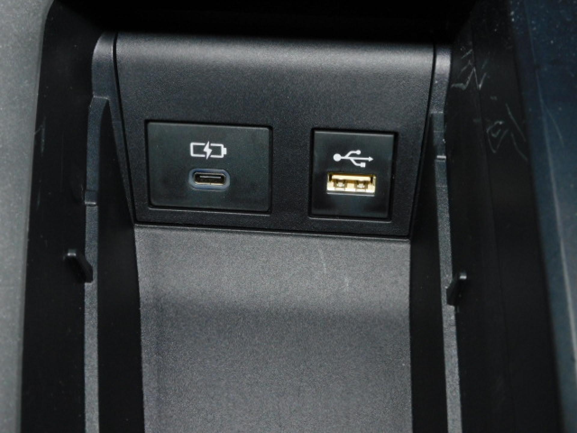 シフト横小物入れ内に充電用USB（Type-C）、通信用USB（Type-A）、各1個付いています。