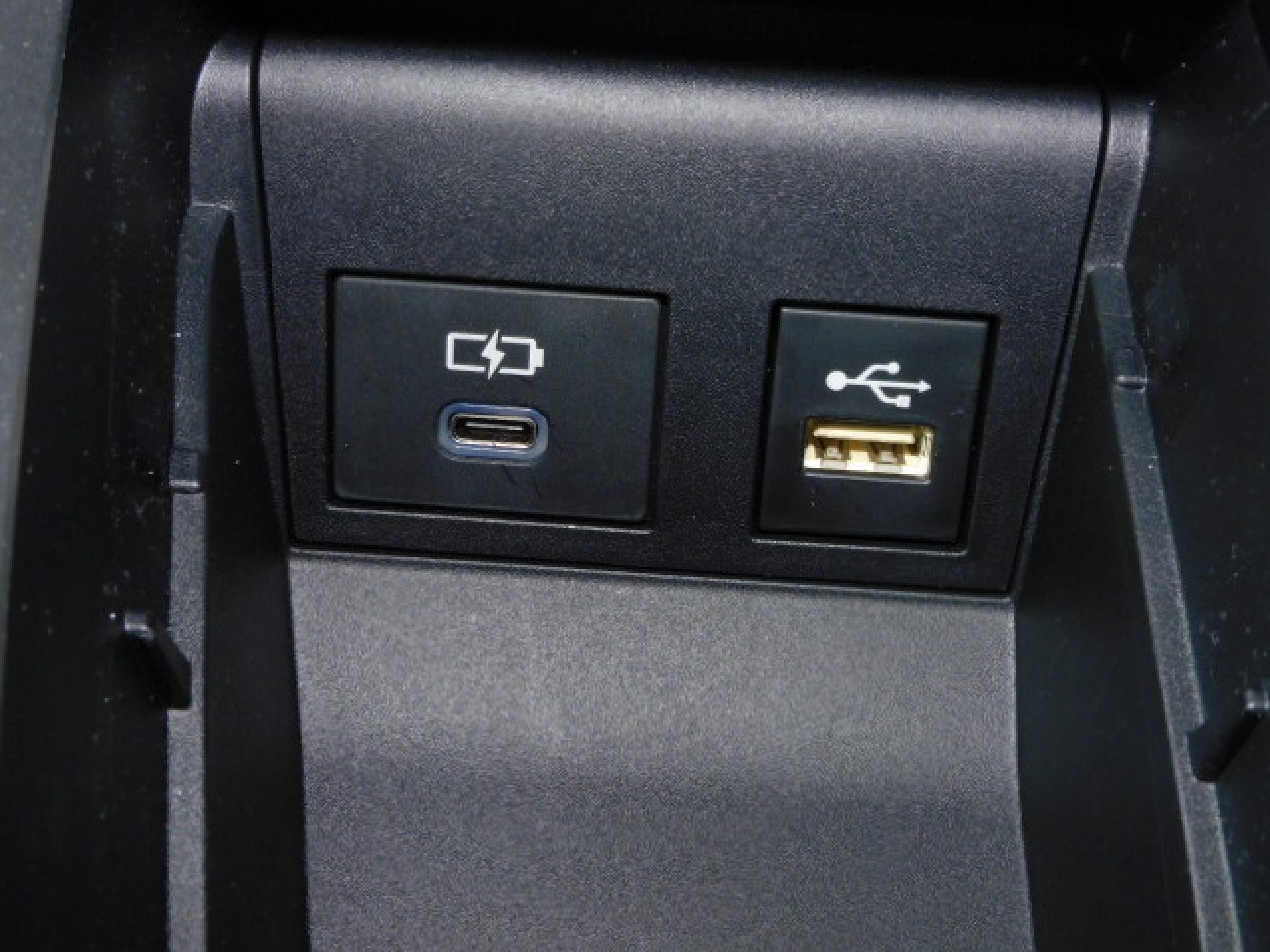 シフト横小物入れ内に充電用USB（Type-C）、通信用USB（Type-A）、各1個付いています。